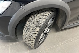 musta Volvo V60 Cross Country 2023 kuva 13.