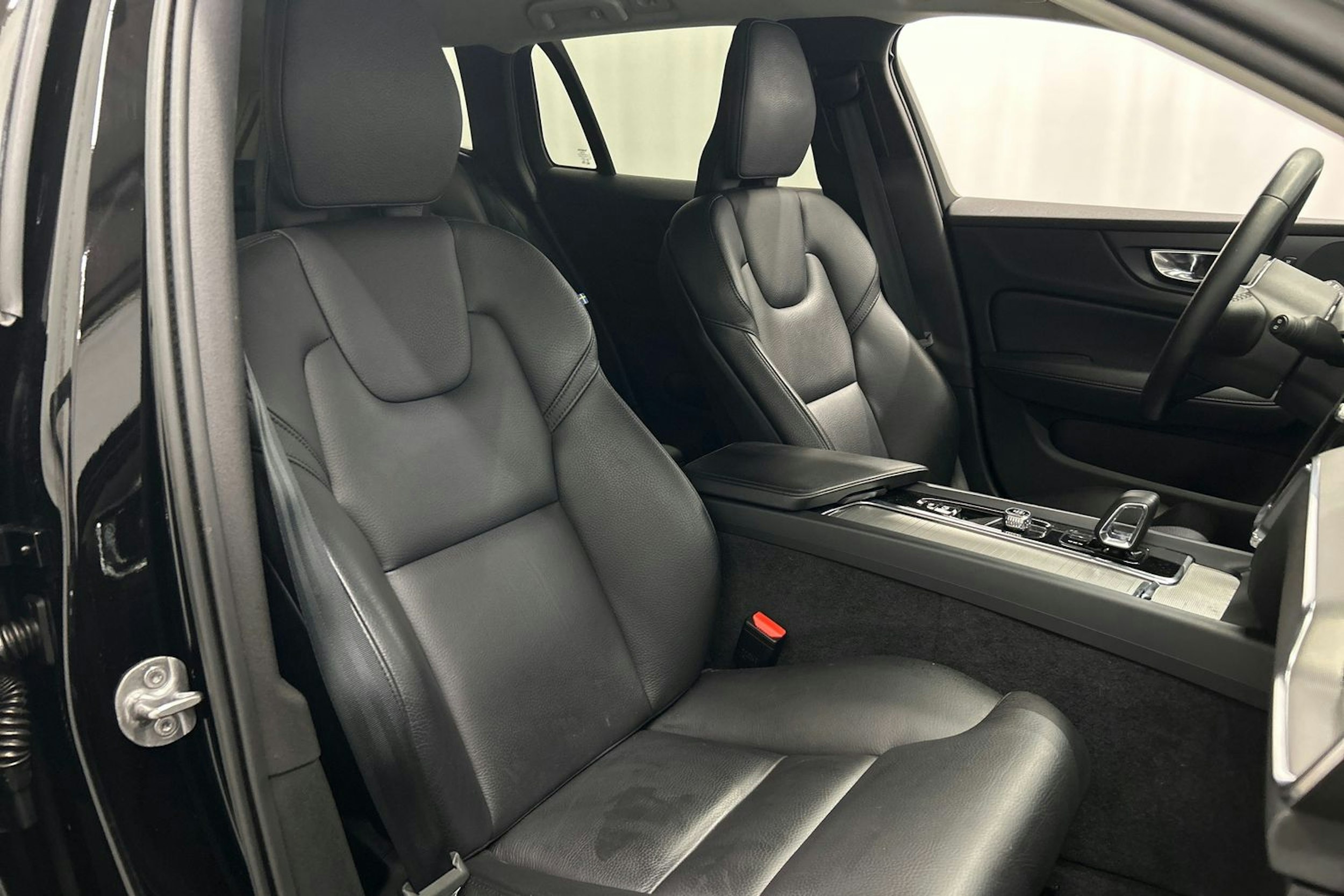 musta Volvo V60 Cross Country 2023 kuva 14.