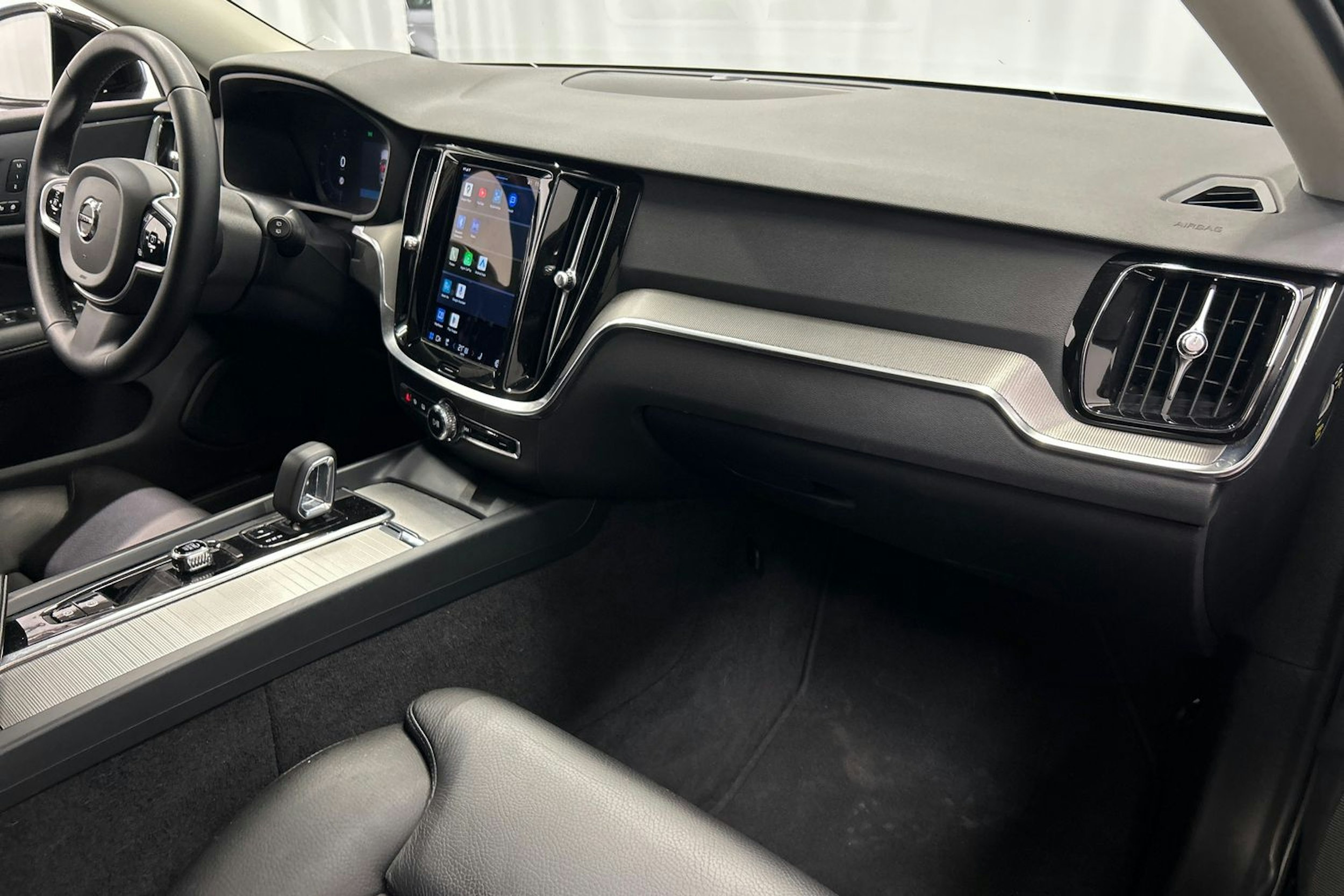 musta Volvo V60 Cross Country 2023 kuva 15.