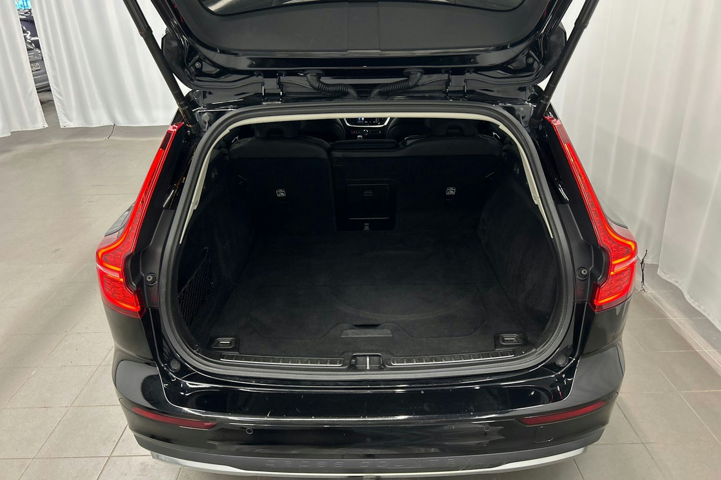 musta Volvo V60 Cross Country 2023 kuva 16.