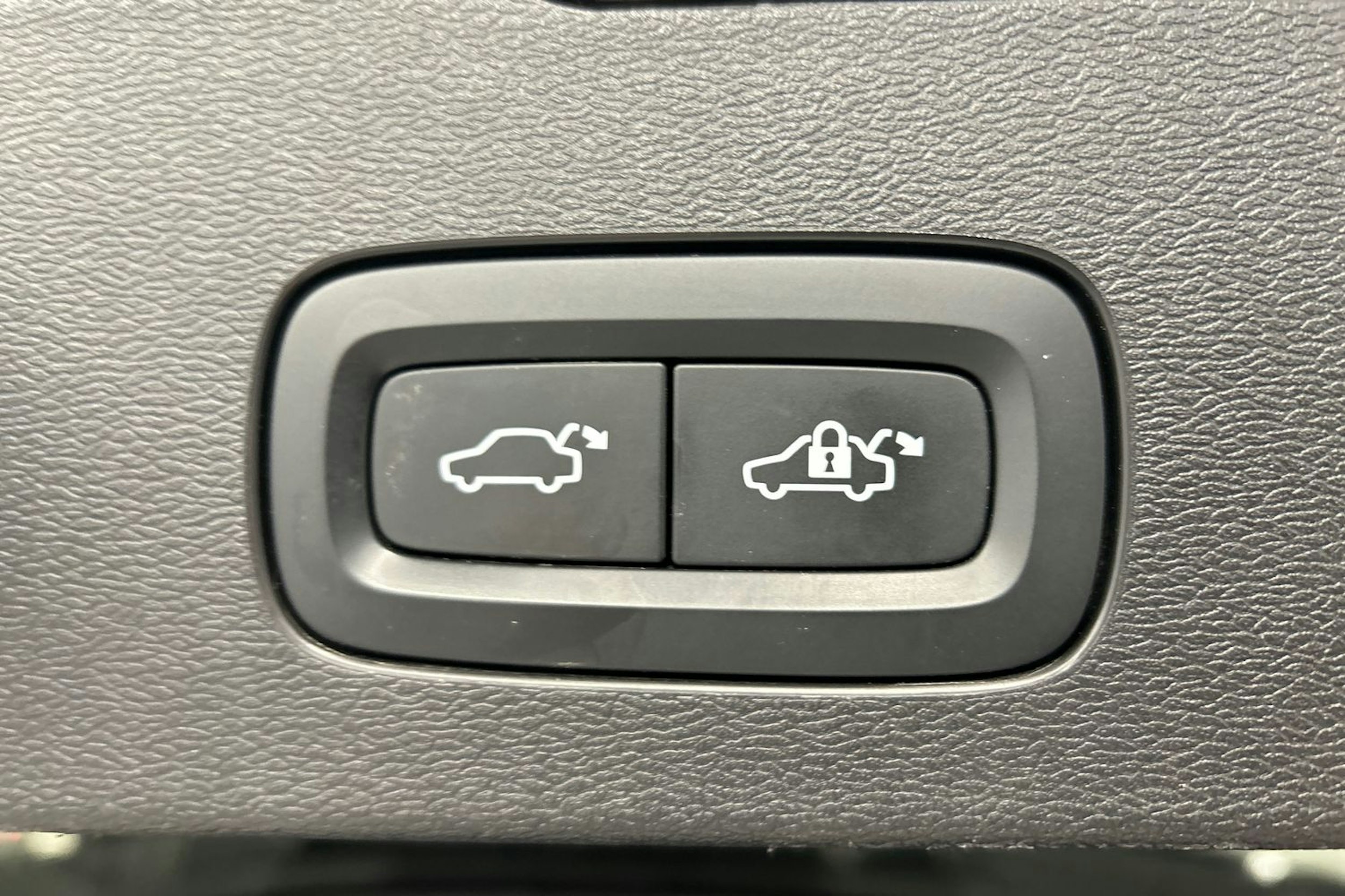 musta Volvo V60 Cross Country 2023 kuva 17.