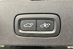 musta Volvo V60 Cross Country 2023 kuva 17.