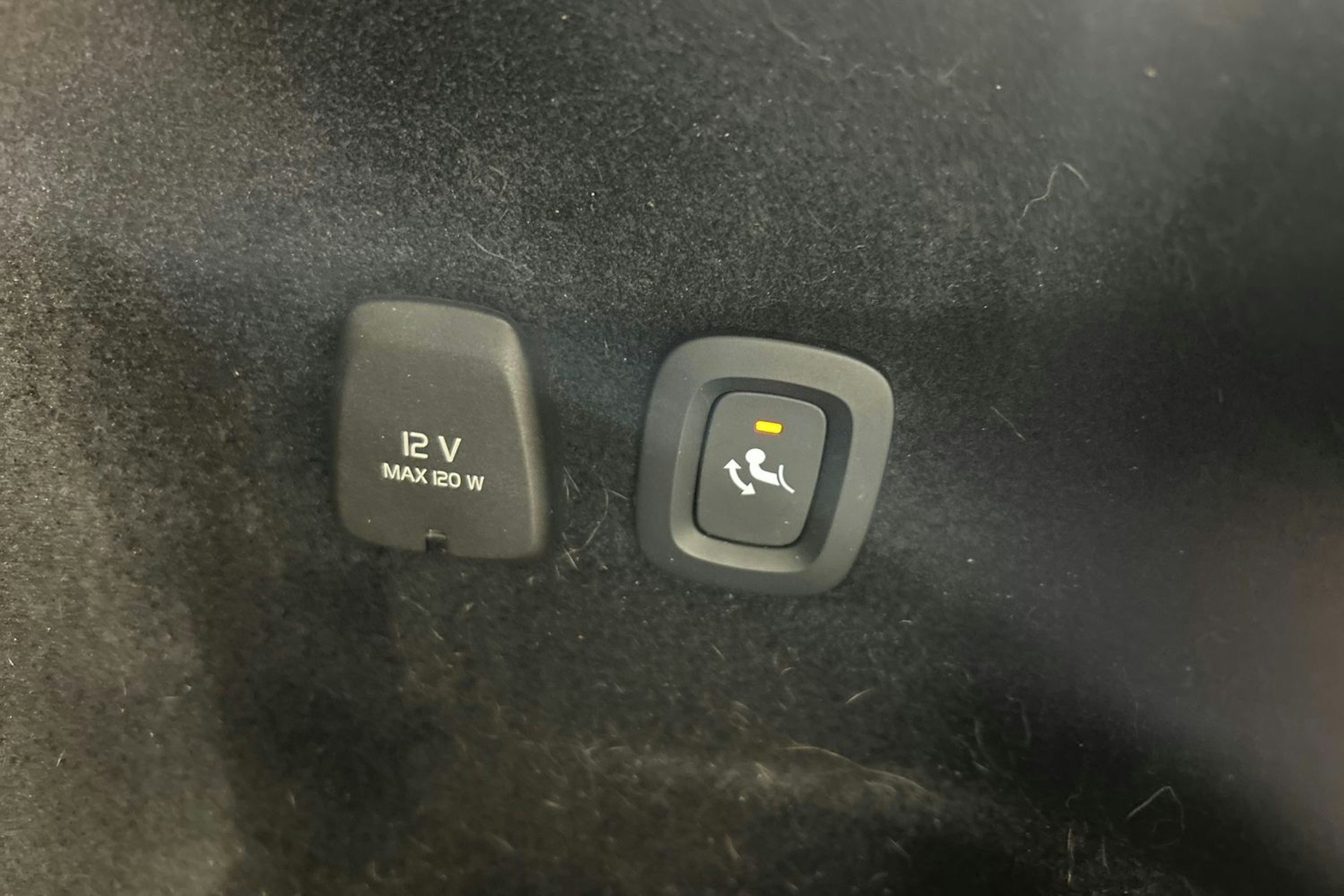 musta Volvo V60 Cross Country 2023 kuva 18.