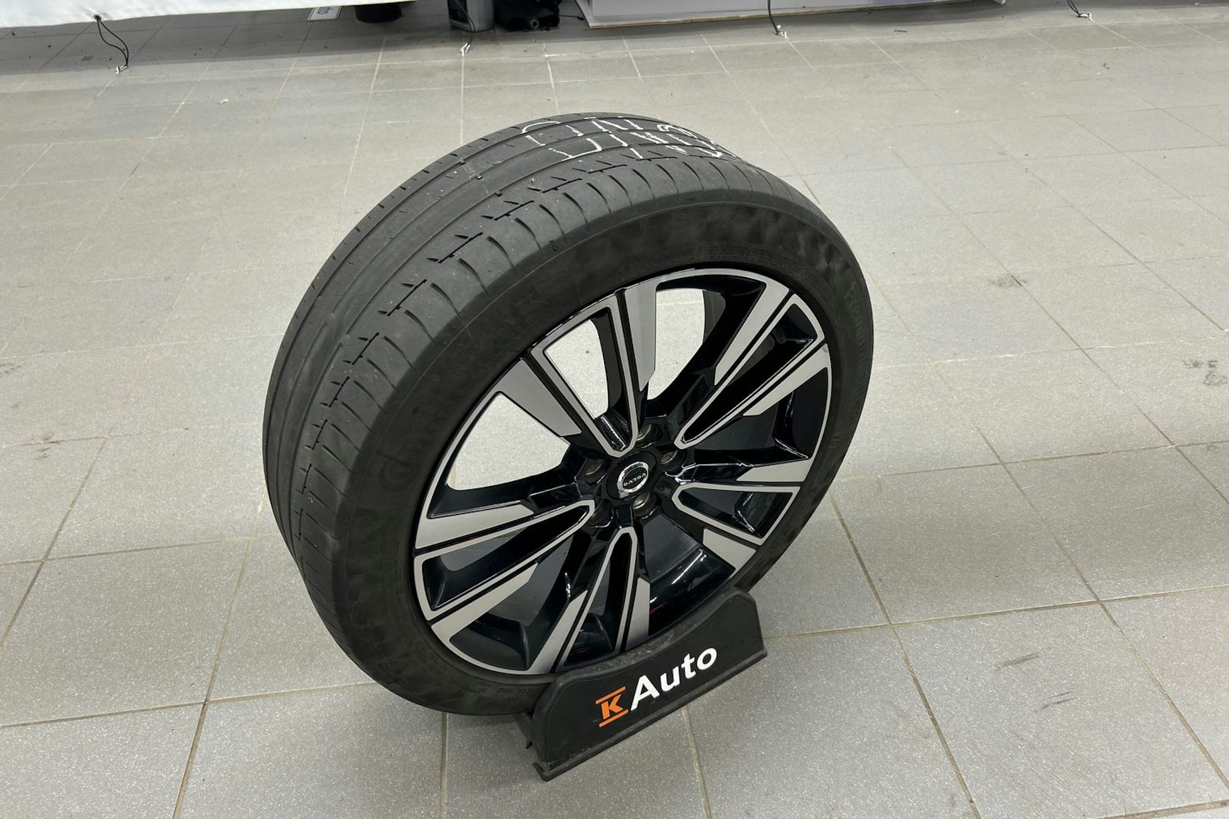 musta Volvo V60 Cross Country 2023 kuva 19.