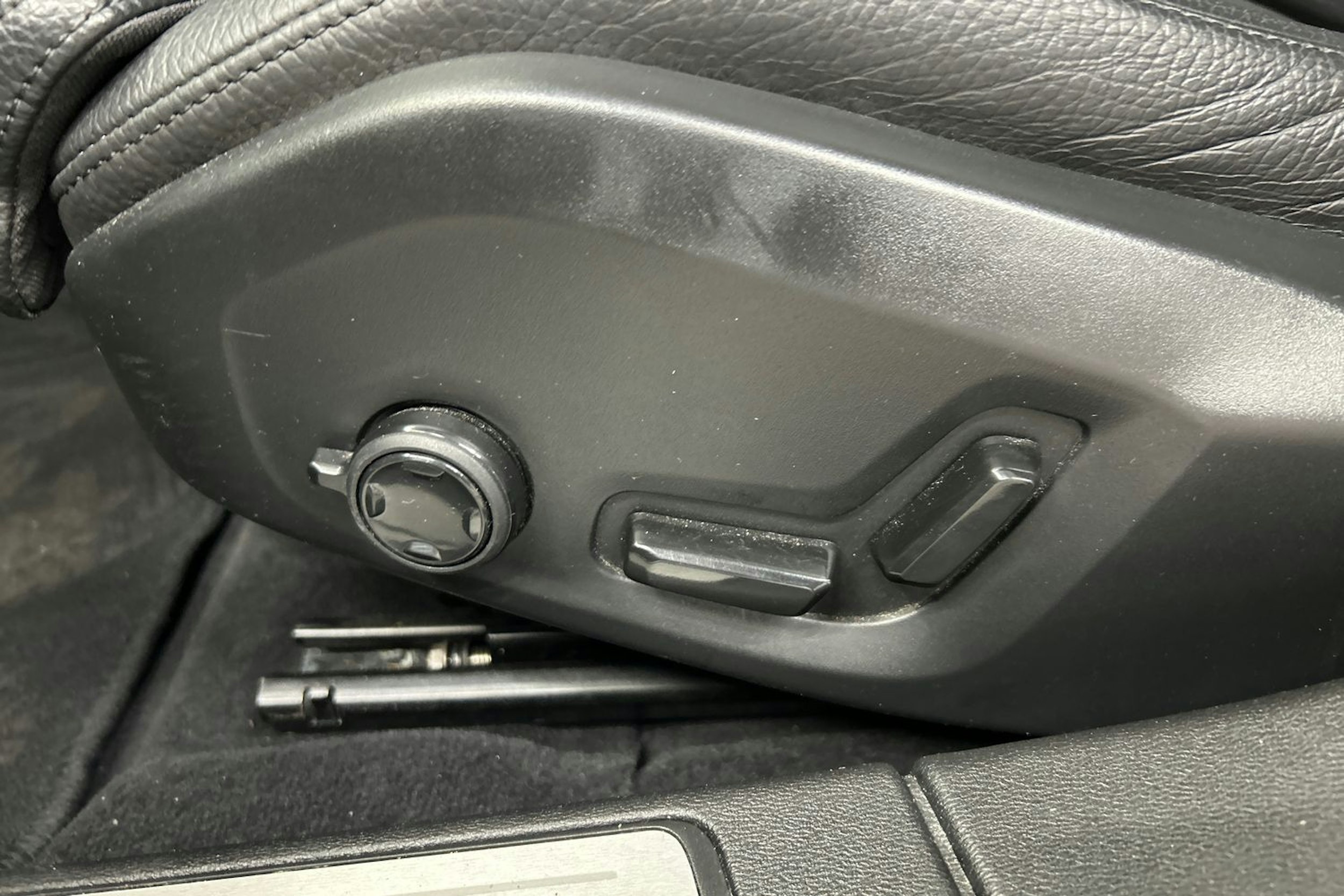 musta Volvo V60 Cross Country 2023 kuva 20.