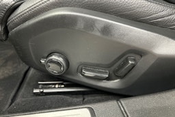 musta Volvo V60 Cross Country 2023 kuva 20.