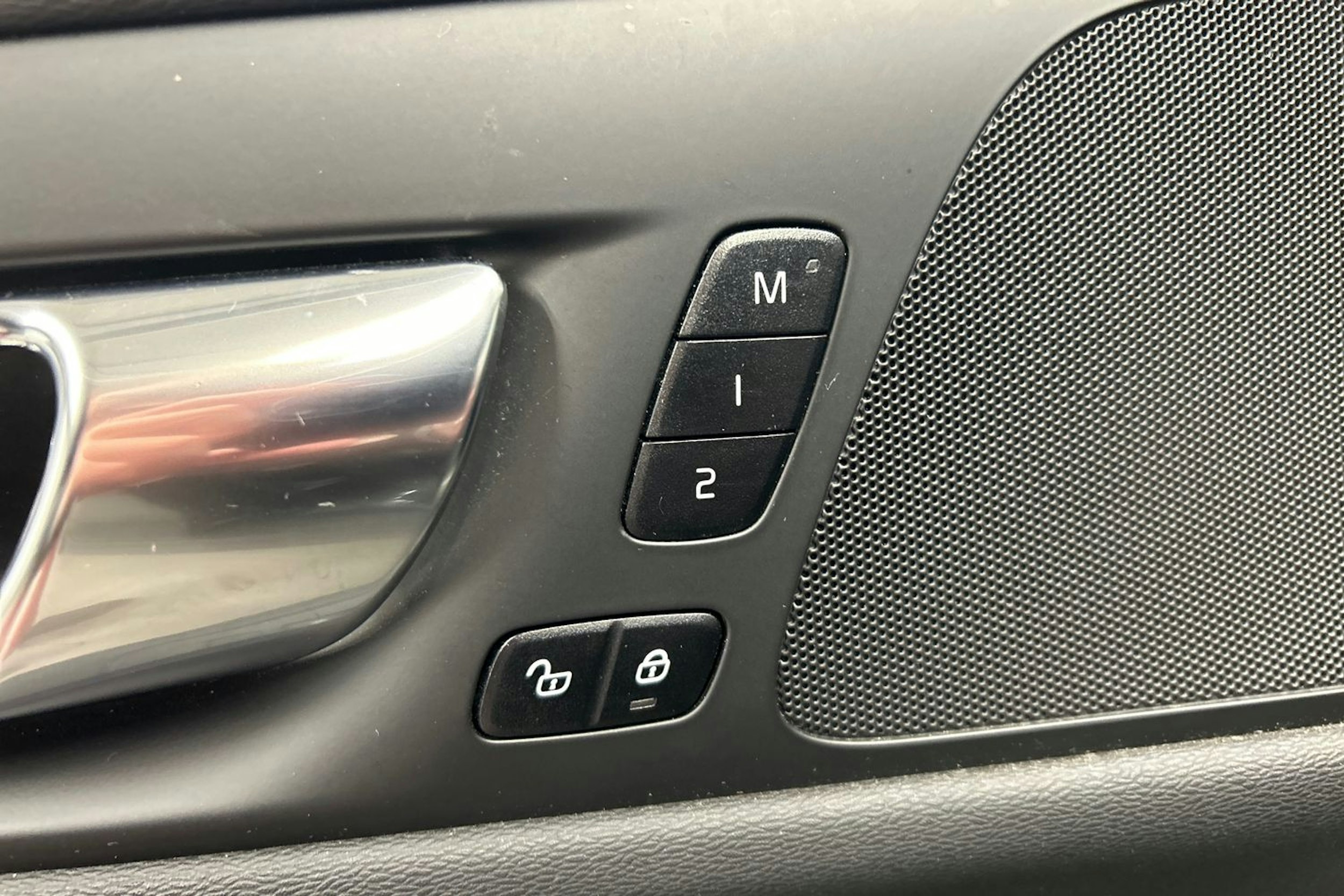 musta Volvo V60 Cross Country 2023 kuva 21.