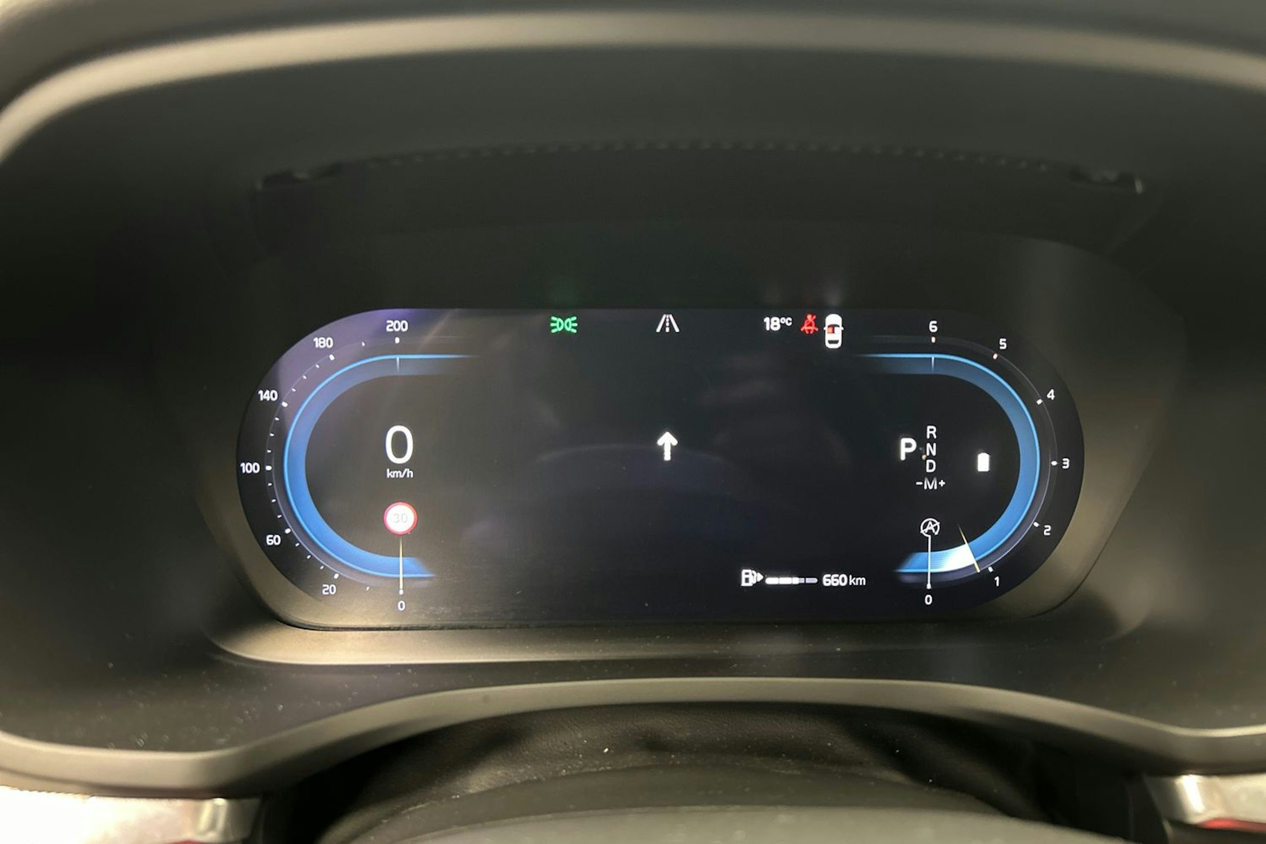 musta Volvo V60 Cross Country 2023 kuva 22.