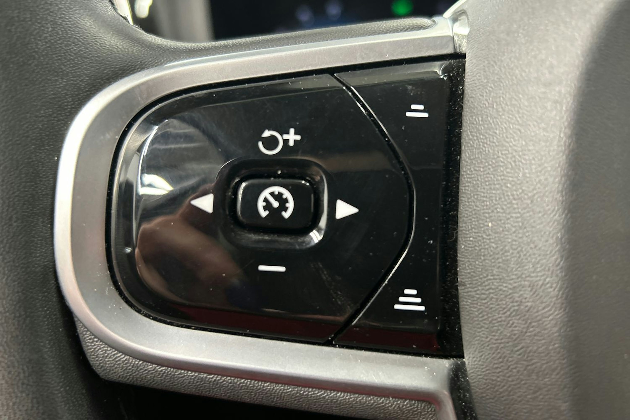 musta Volvo V60 Cross Country 2023 kuva 23.