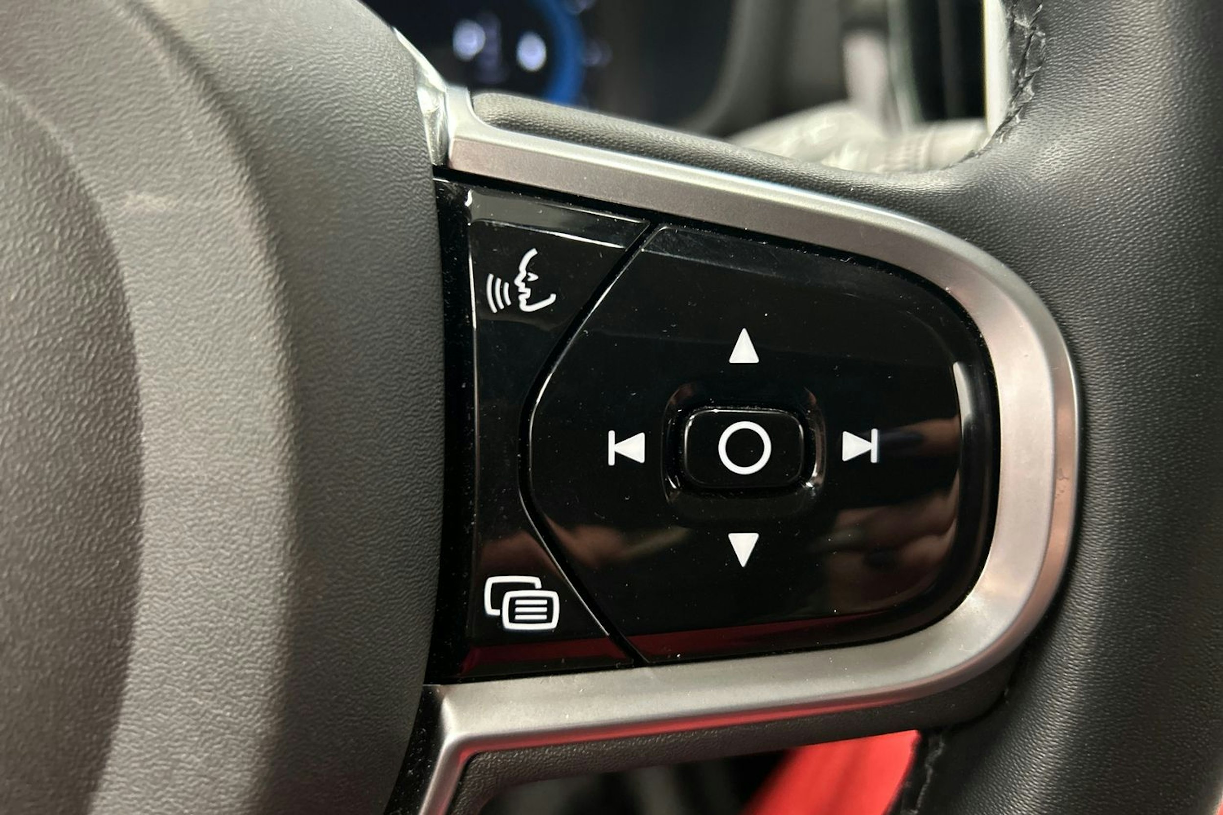 musta Volvo V60 Cross Country 2023 kuva 24.