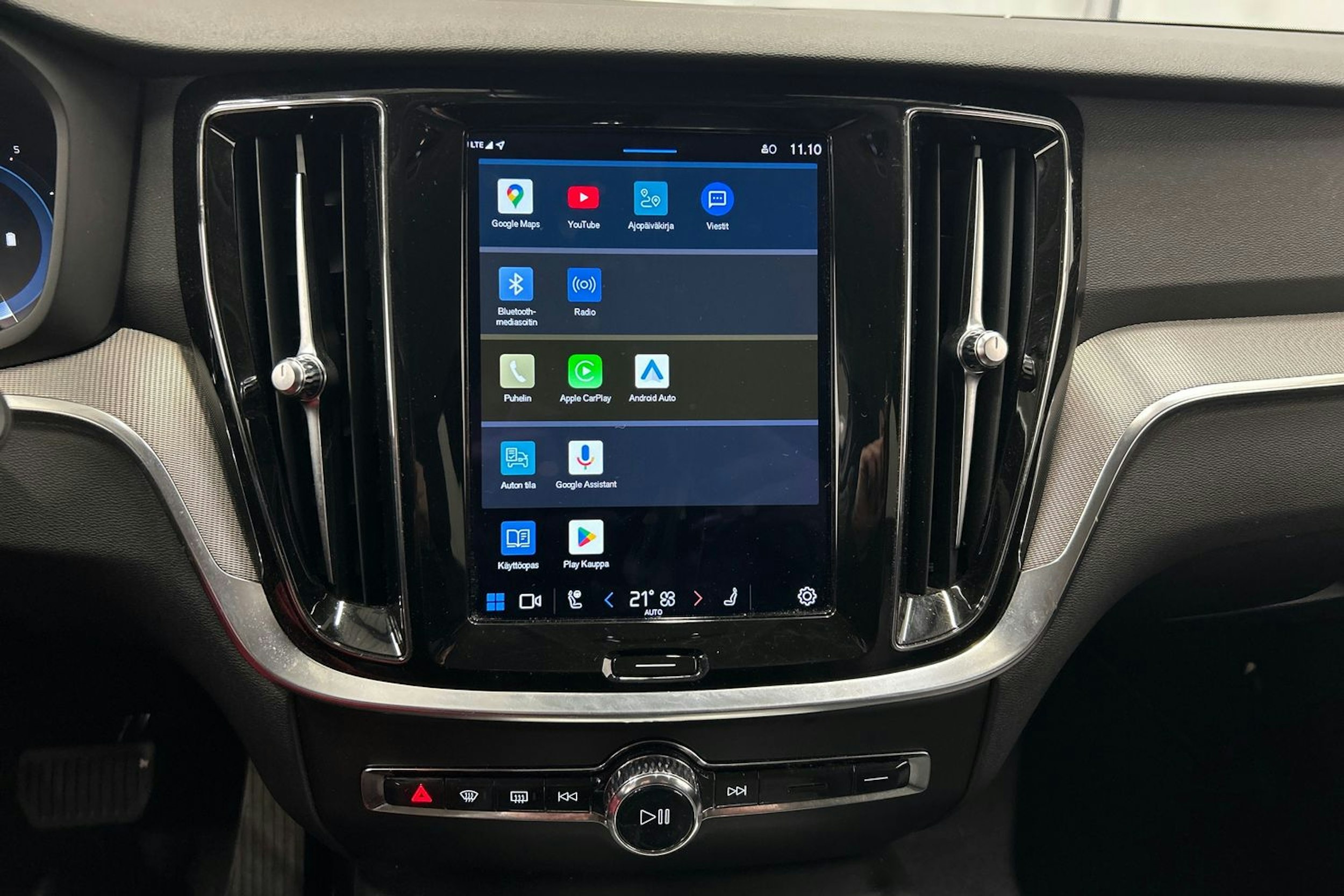 musta Volvo V60 Cross Country 2023 kuva 25.