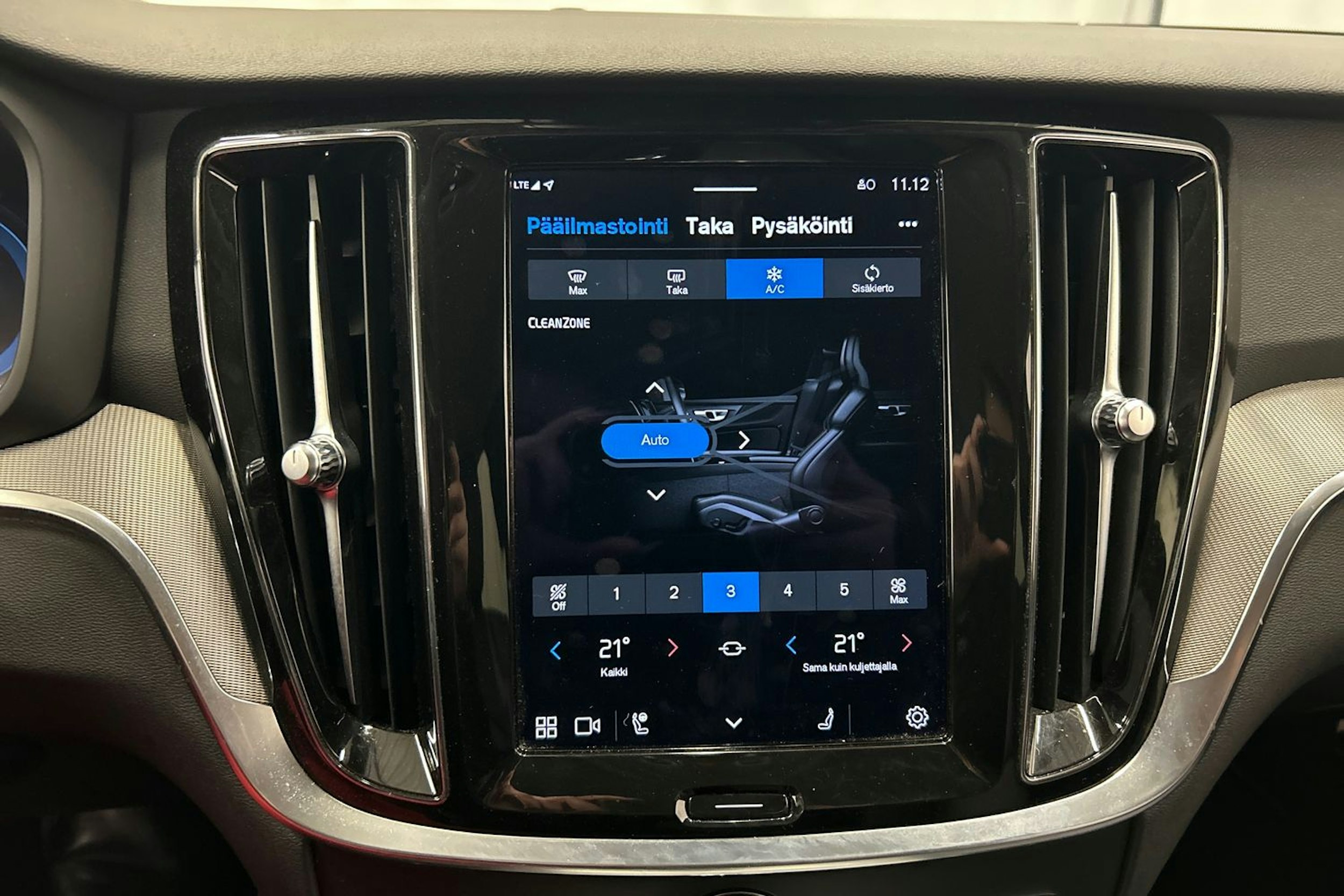 musta Volvo V60 Cross Country 2023 kuva 28.