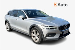 harmaa Volvo V60 Cross Country 2022 kuva 1.