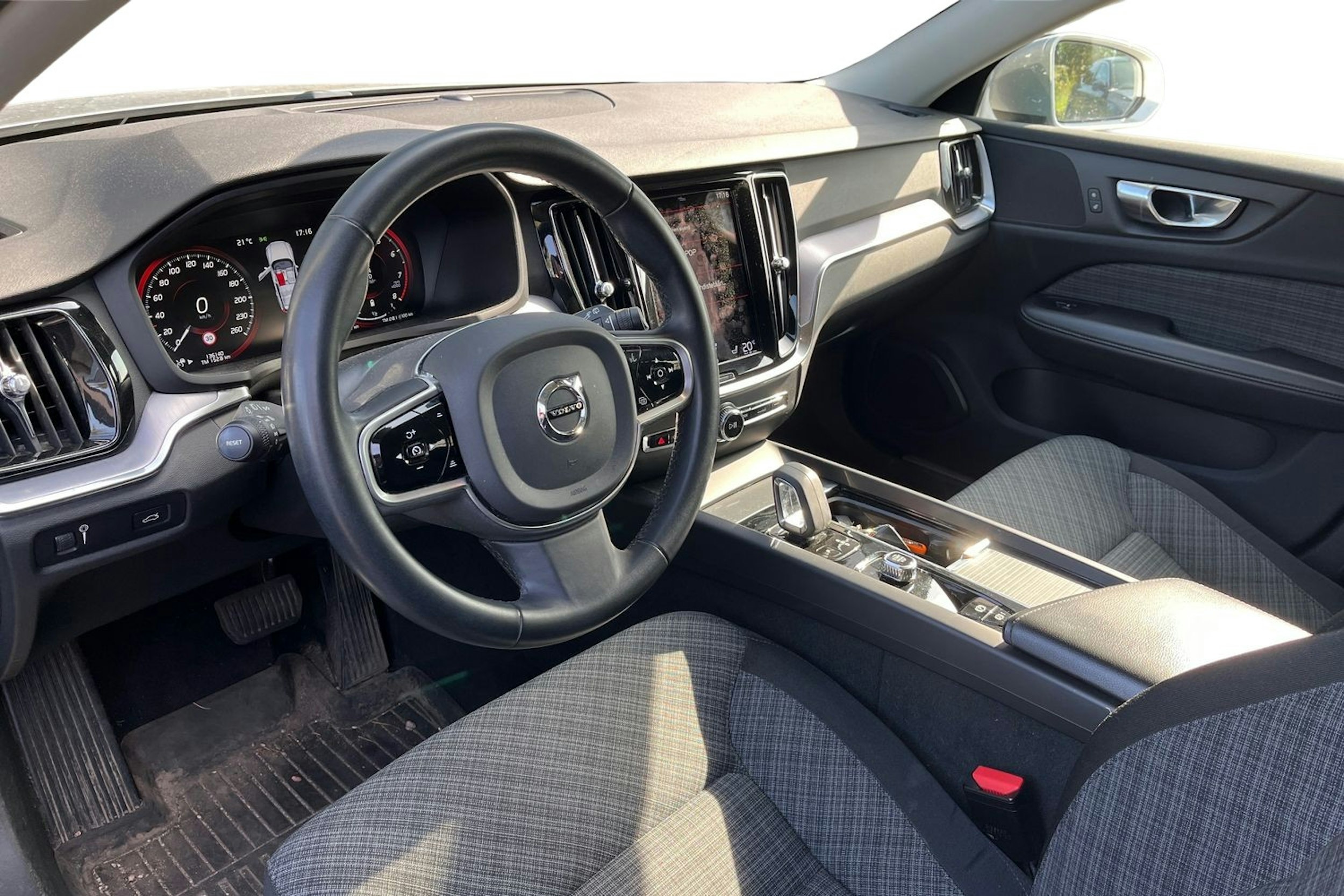 harmaa Volvo V60 Cross Country 2022 kuva 3.