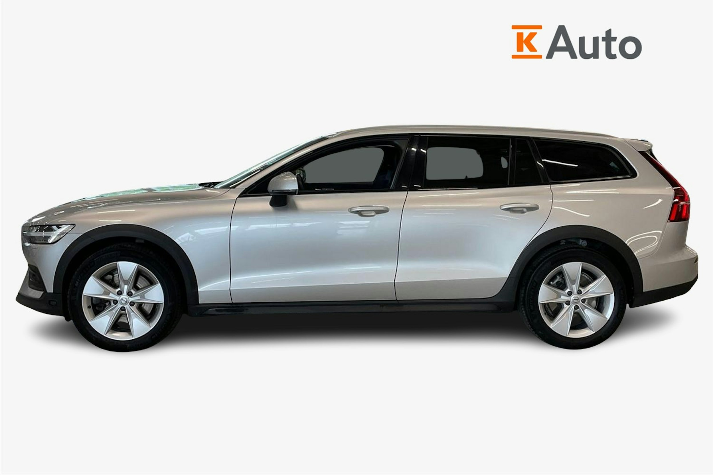 harmaa Volvo V60 Cross Country 2022 kuva 6.