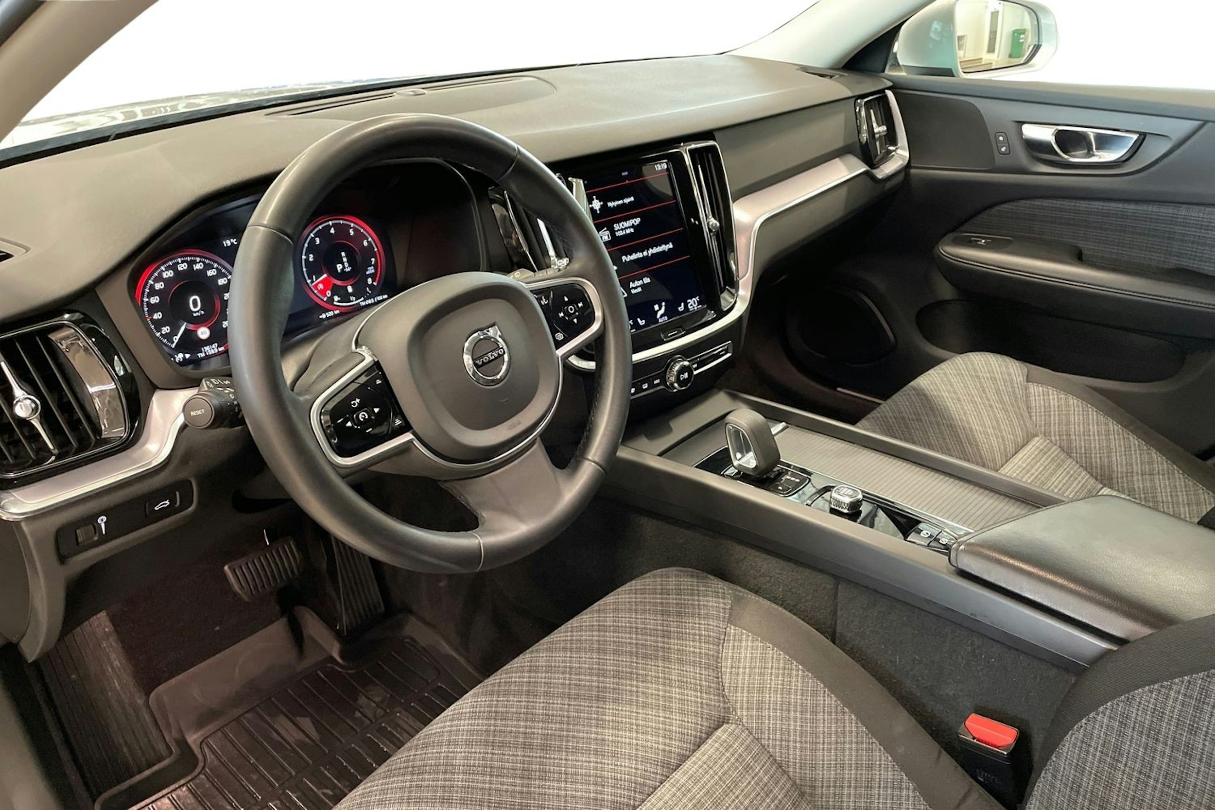 harmaa Volvo V60 Cross Country 2022 kuva 7.