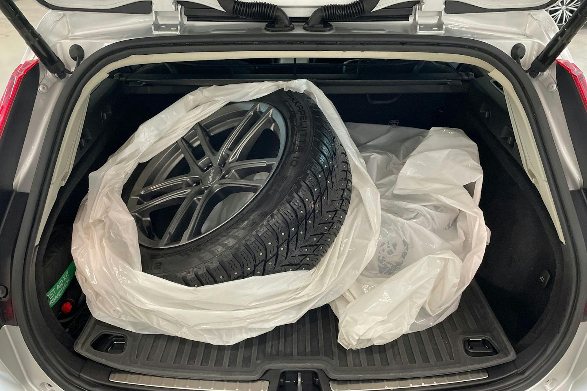 harmaa Volvo V60 Cross Country 2022 kuva 14.