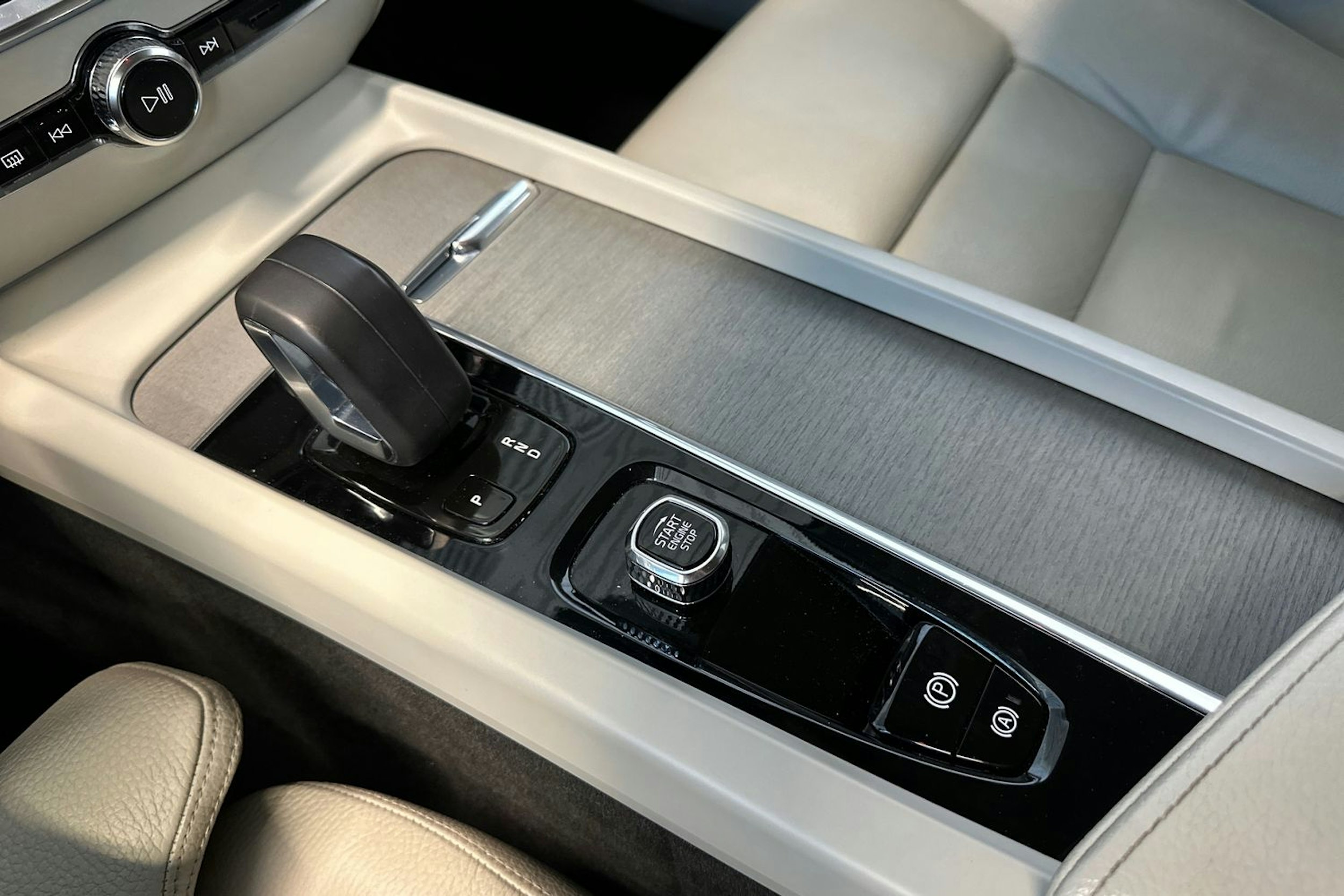Musta Volvo V60 Cross Country 2022 kuva 23.