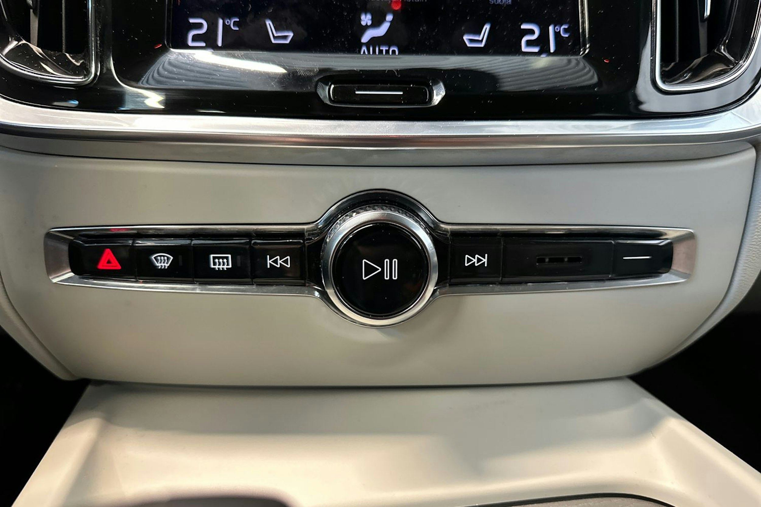Musta Volvo V60 Cross Country 2022 kuva 28.