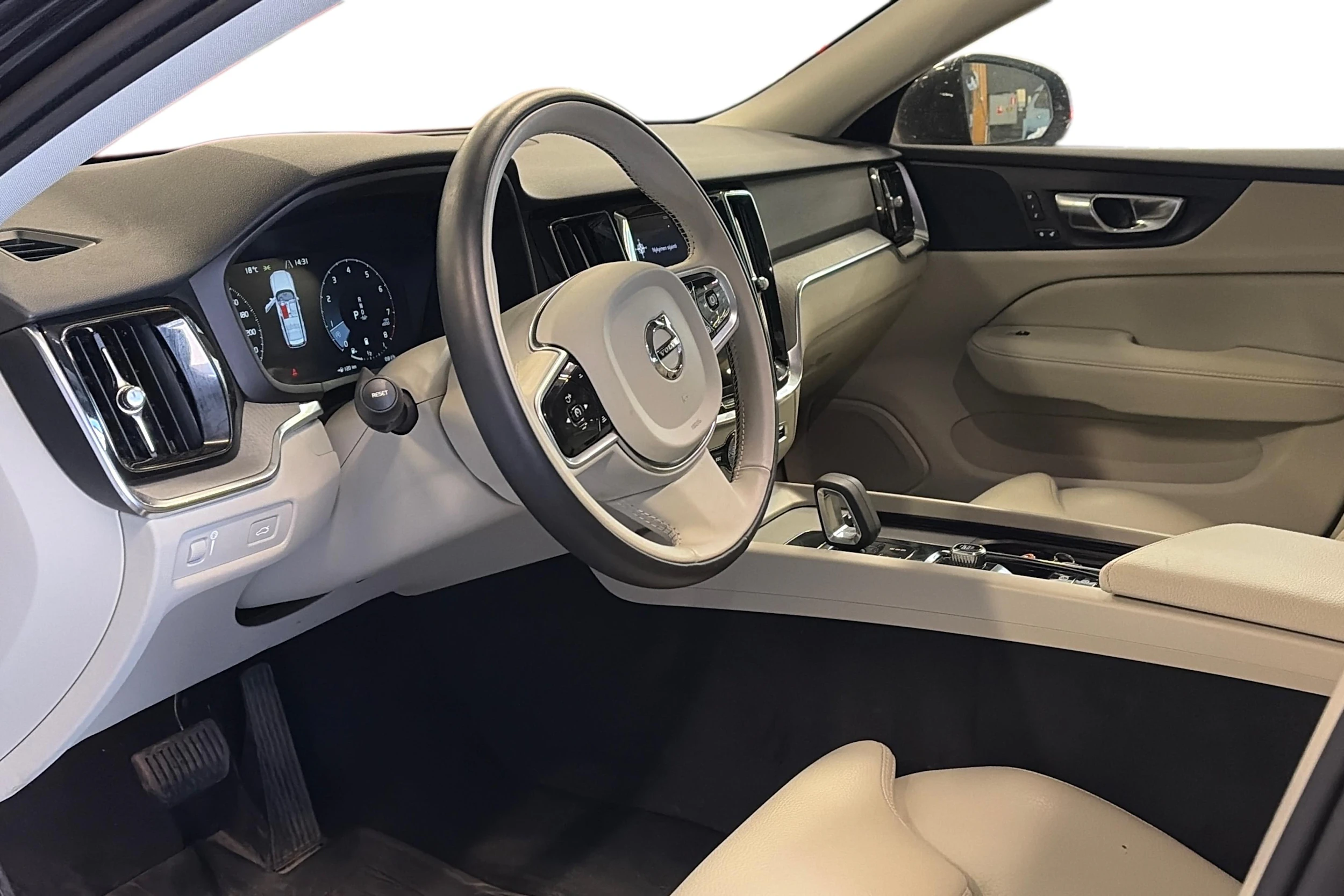 musta Volvo V60 Cross Country 2022 kuva 3.