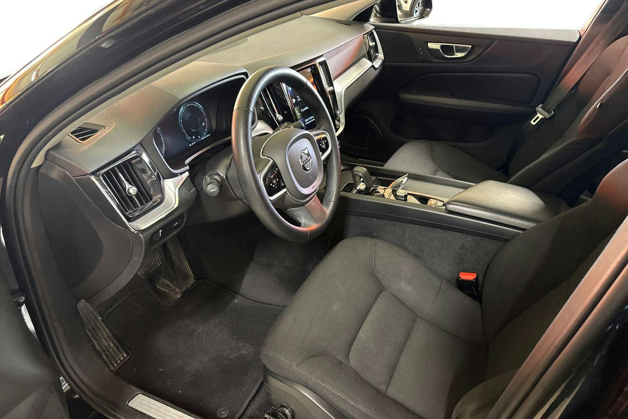 musta Volvo V60 Cross Country 2022 kuva 3.