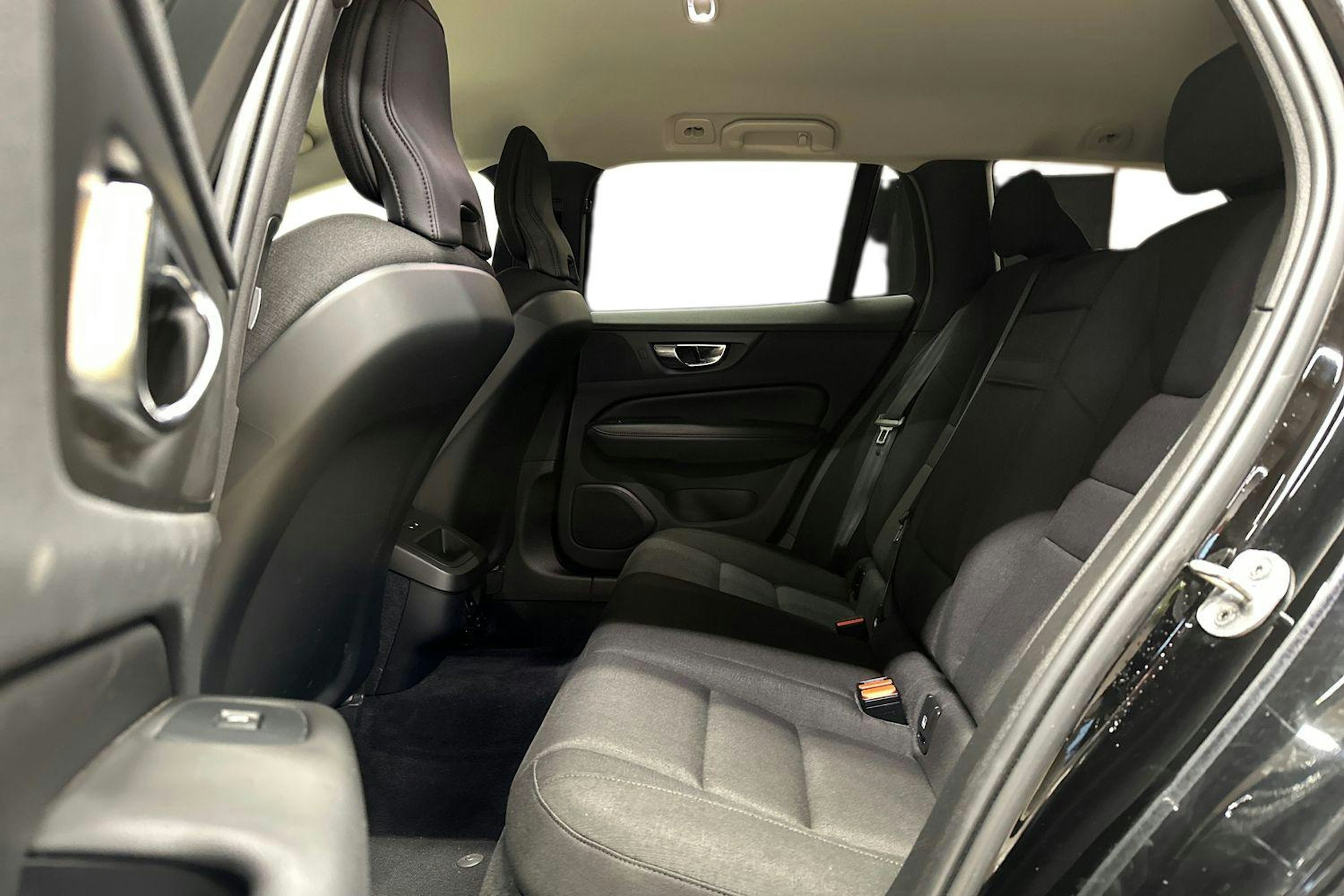 musta Volvo V60 Cross Country 2022 kuva 8.