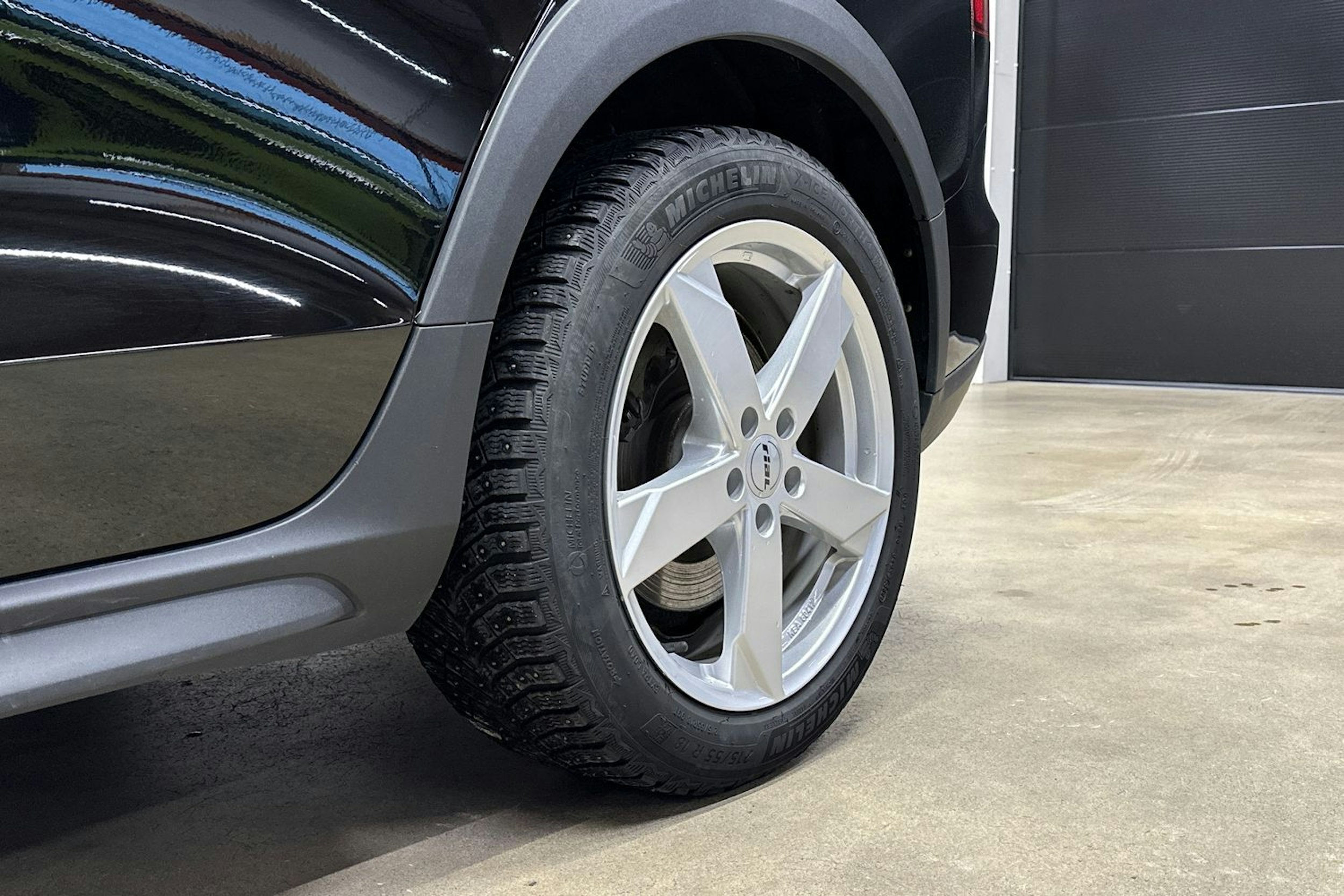 musta Volvo V60 Cross Country 2022 kuva 9.