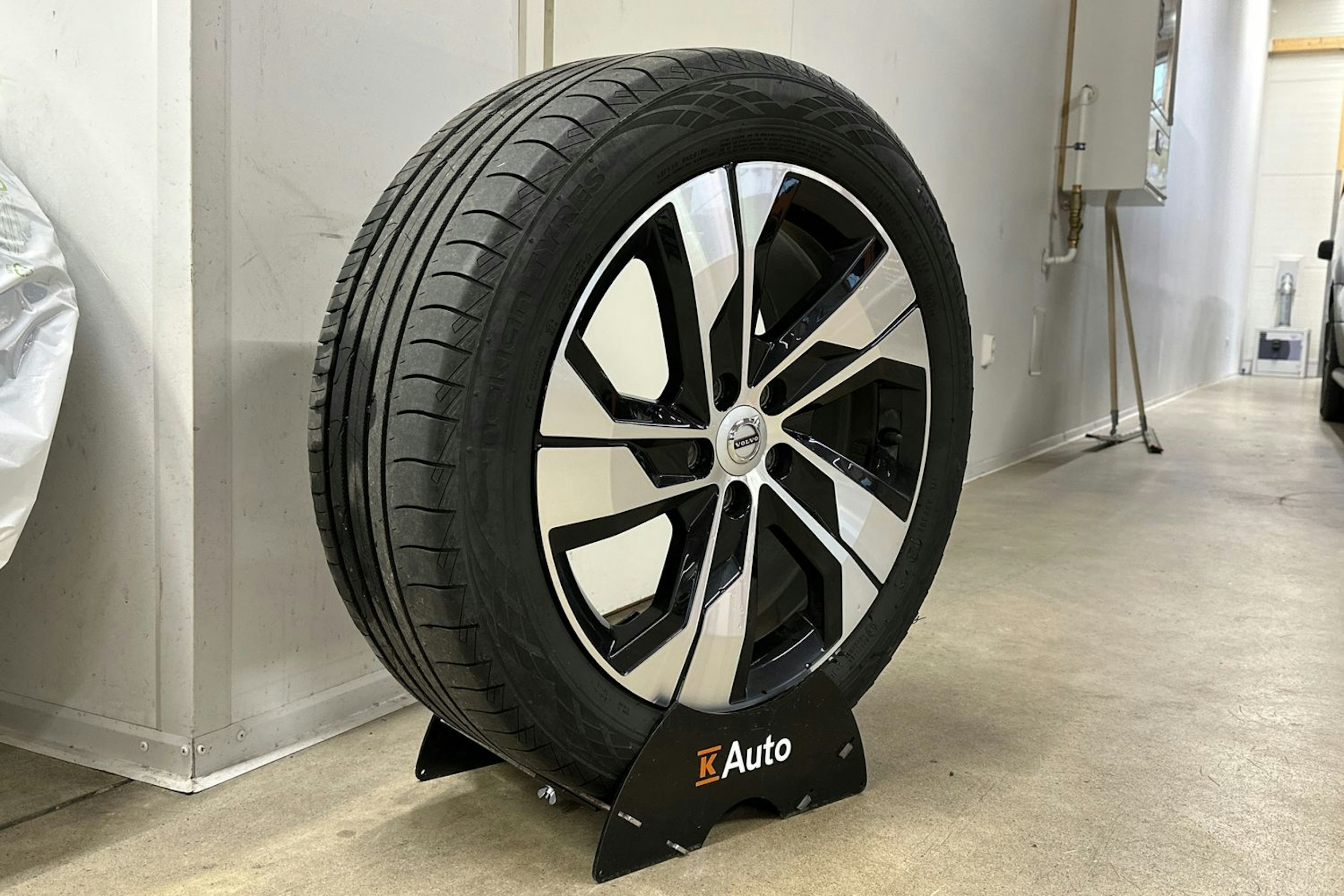 musta Volvo V60 Cross Country 2022 kuva 10.