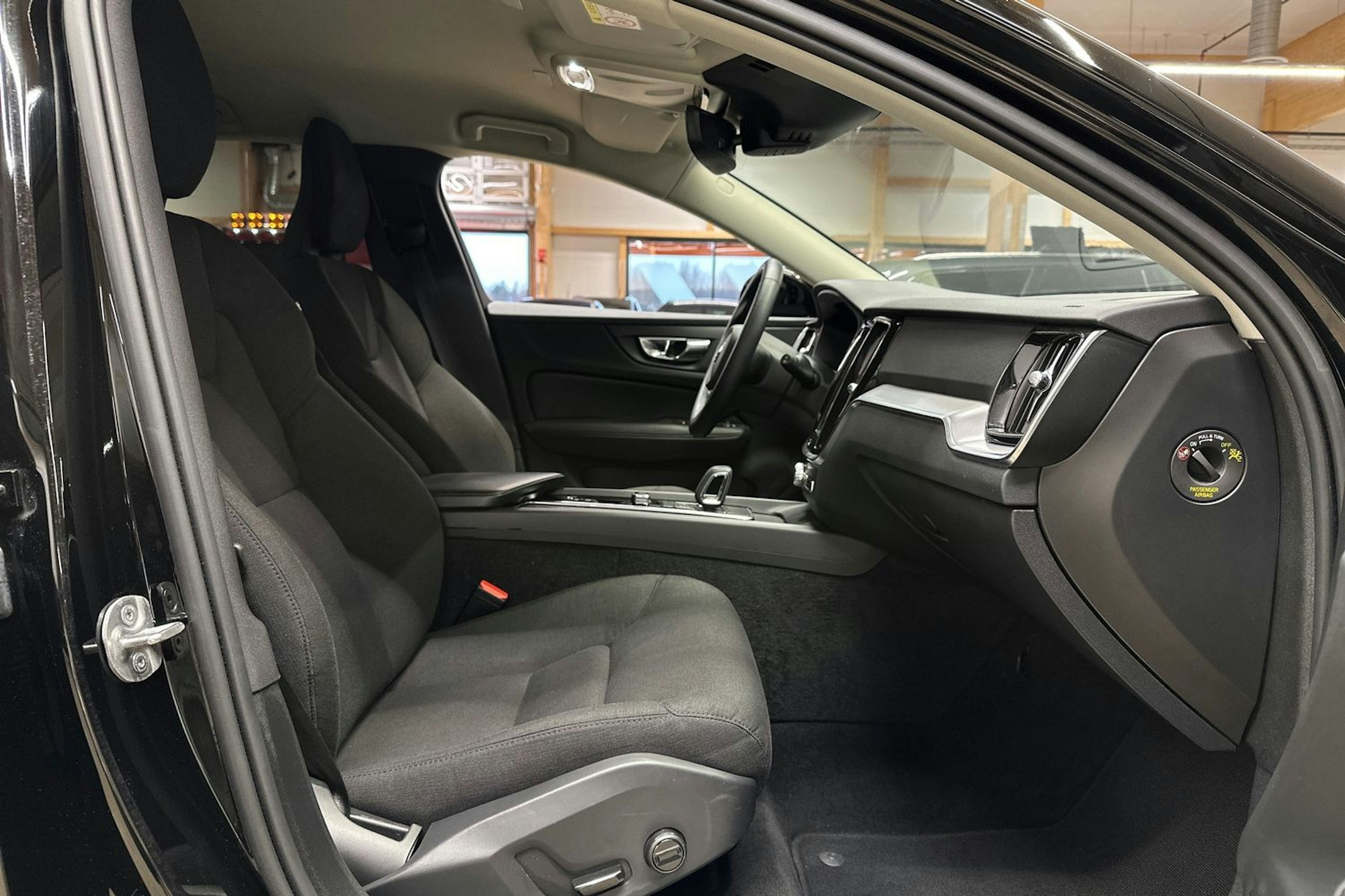 musta Volvo V60 Cross Country 2022 kuva 12.