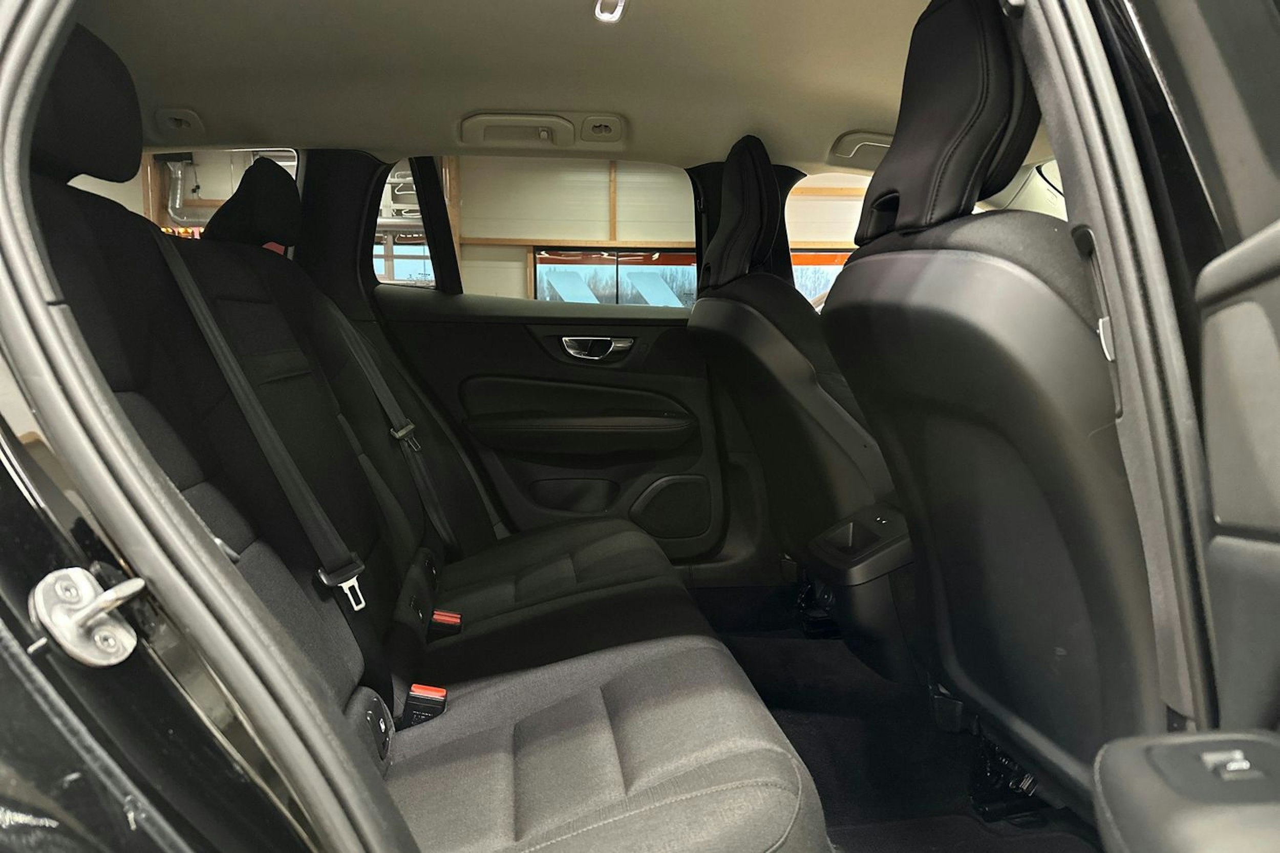 musta Volvo V60 Cross Country 2022 kuva 13.