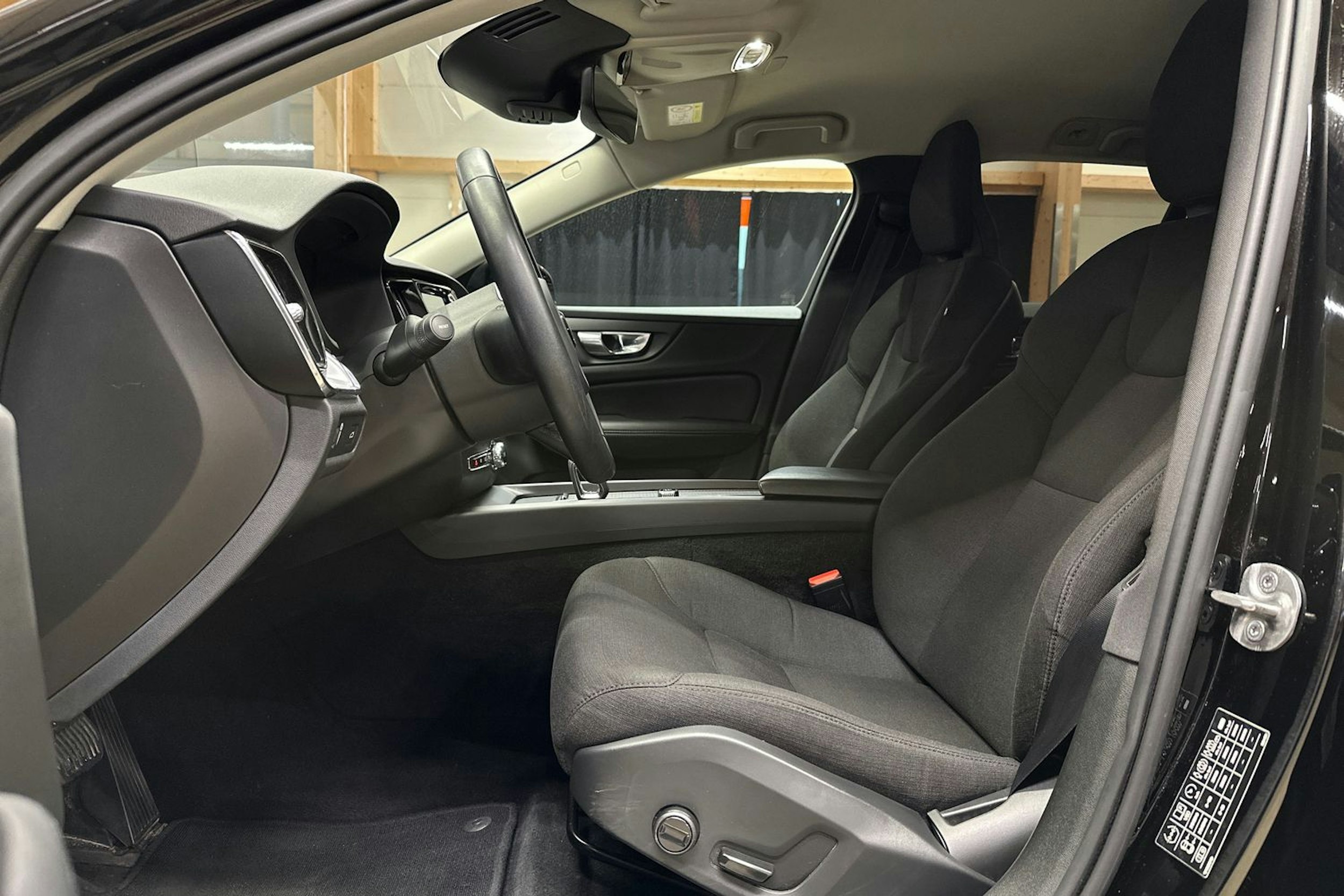 musta Volvo V60 Cross Country 2022 kuva 15.