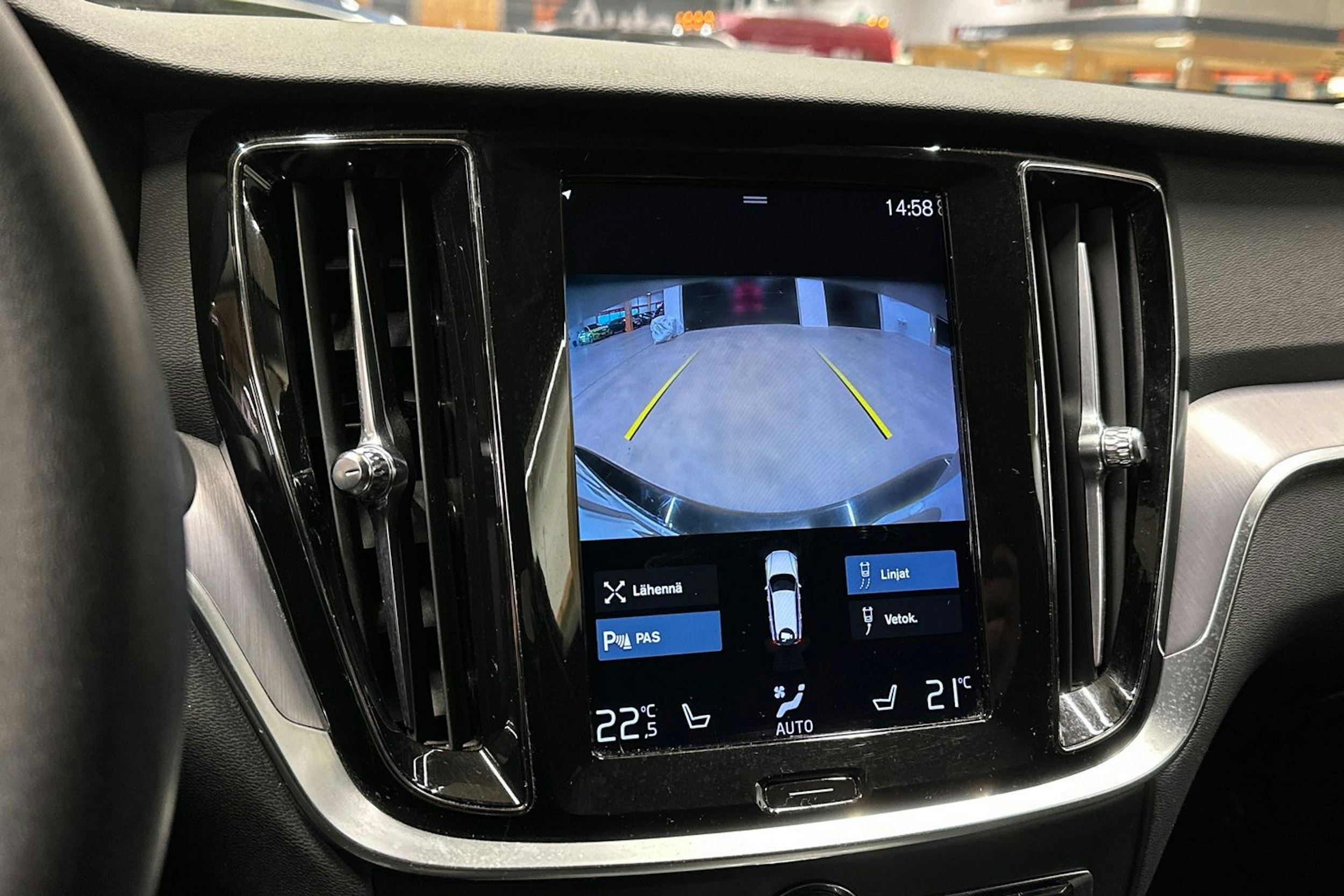 musta Volvo V60 Cross Country 2022 kuva 16.