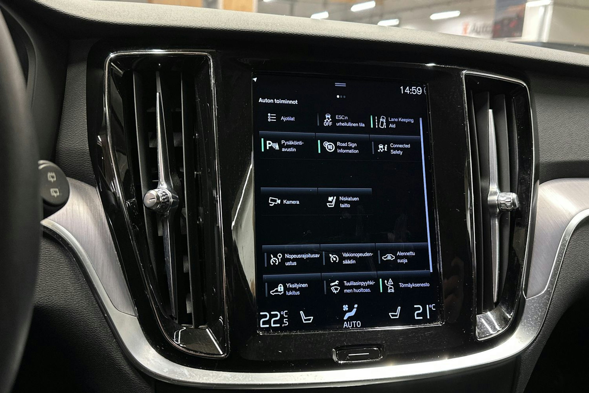 musta Volvo V60 Cross Country 2022 kuva 18.