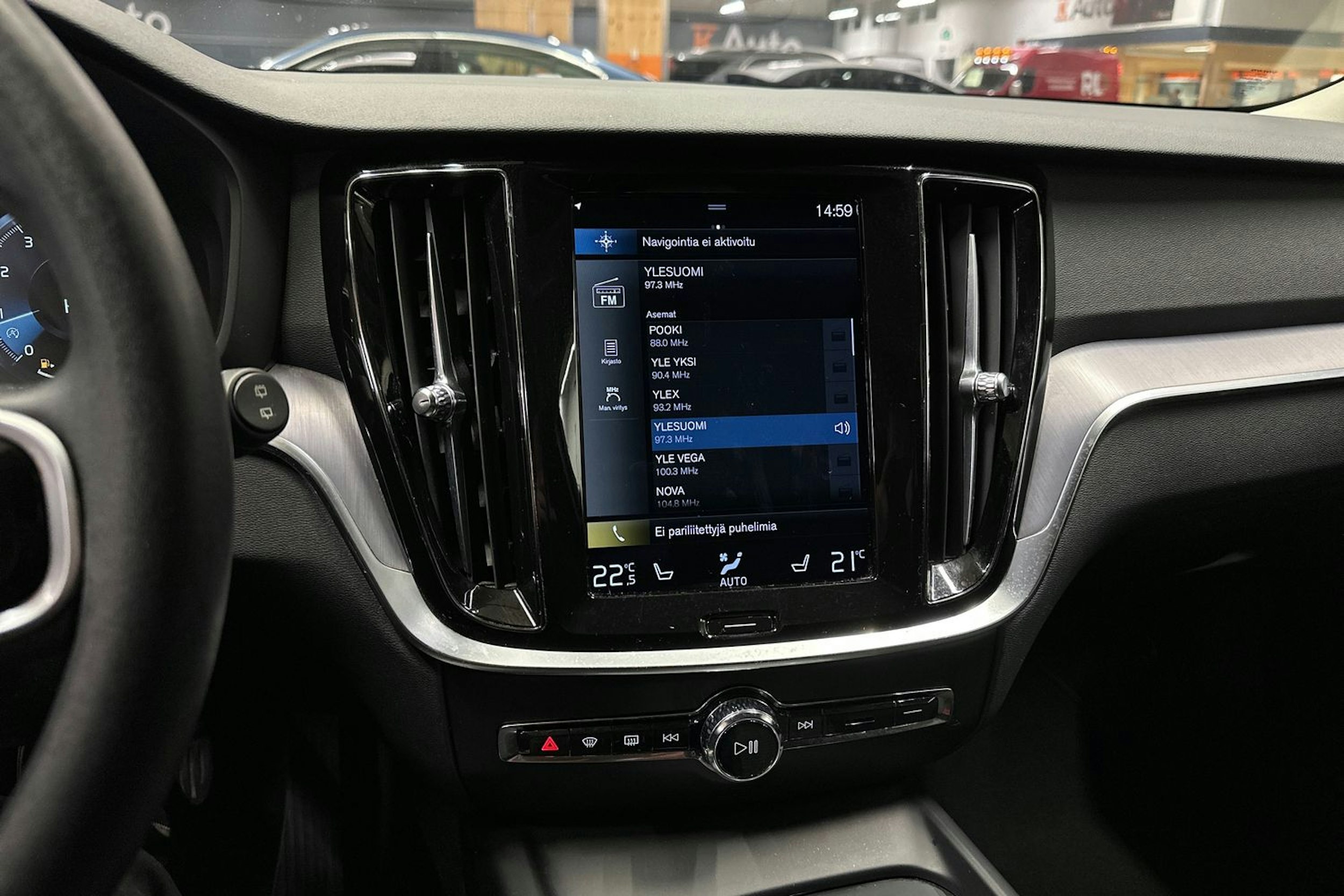 musta Volvo V60 Cross Country 2022 kuva 19.