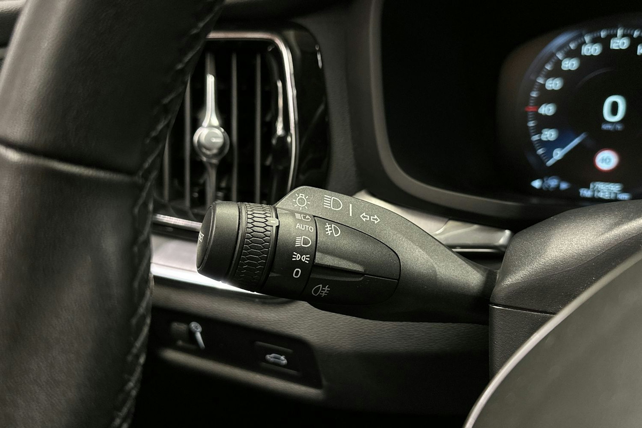 musta Volvo V60 Cross Country 2022 kuva 23.