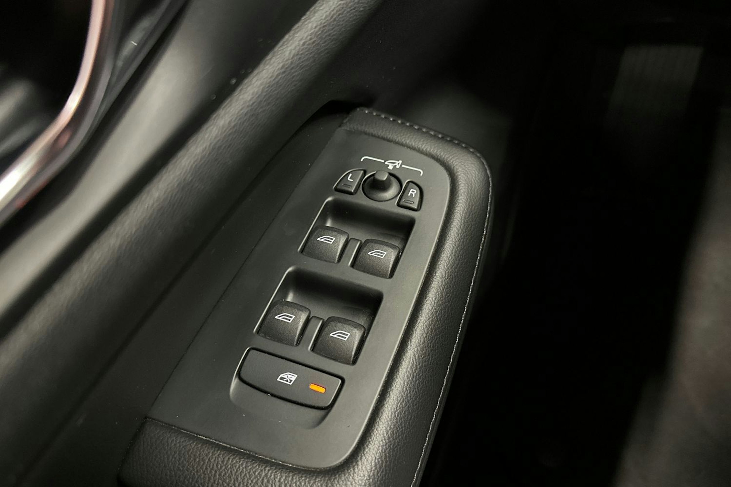 musta Volvo V60 Cross Country 2022 kuva 25.