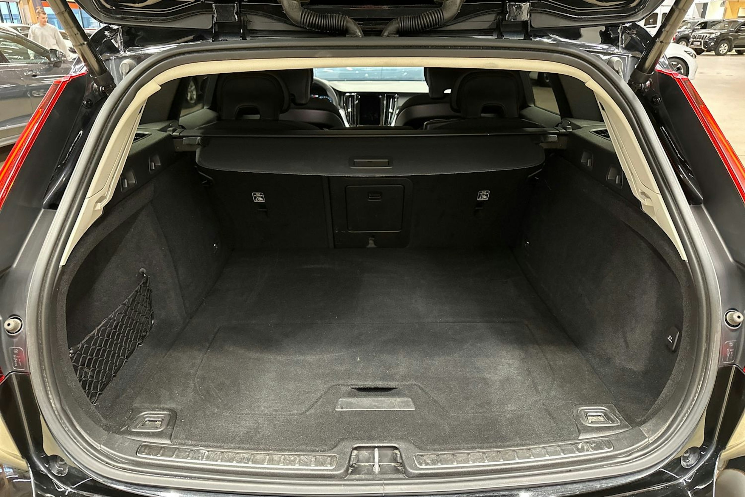 musta Volvo V60 Cross Country 2022 kuva 26.