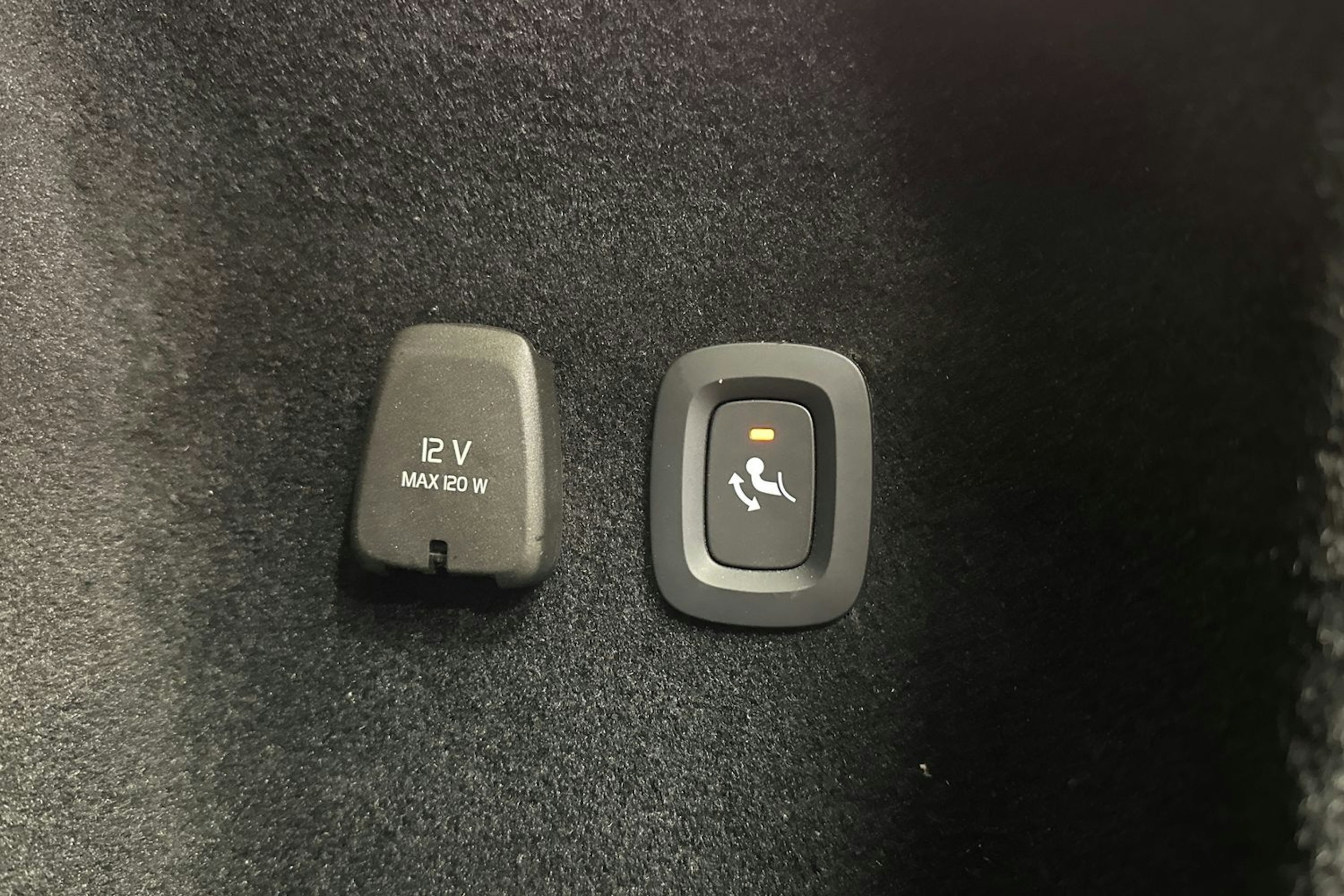 musta Volvo V60 Cross Country 2022 kuva 27.