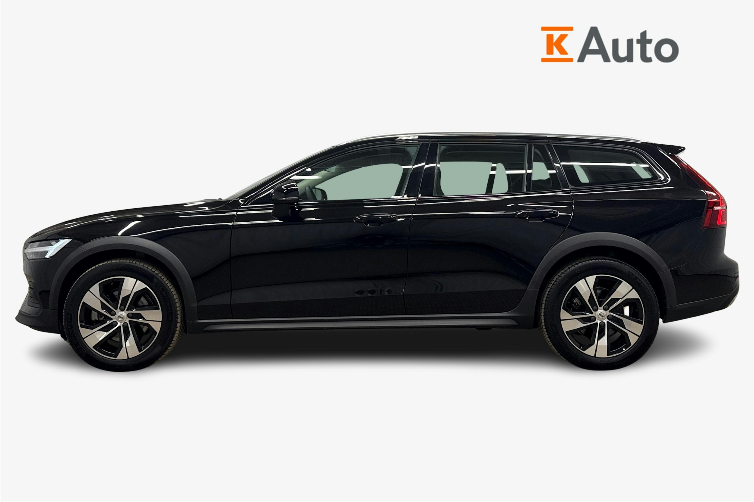 musta Volvo V60 Cross Country 2023 kuva 6.