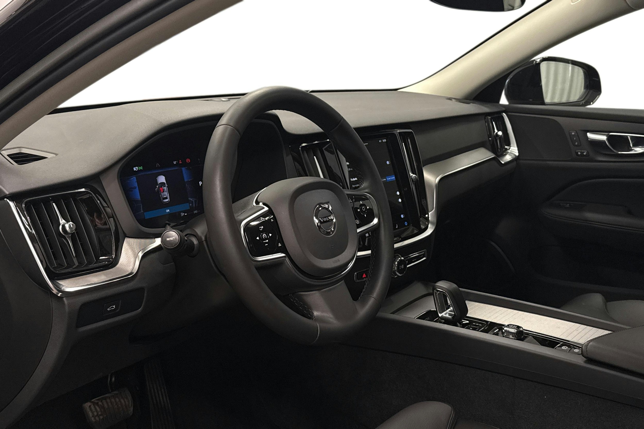 musta Volvo V60 Cross Country 2023 kuva 7.