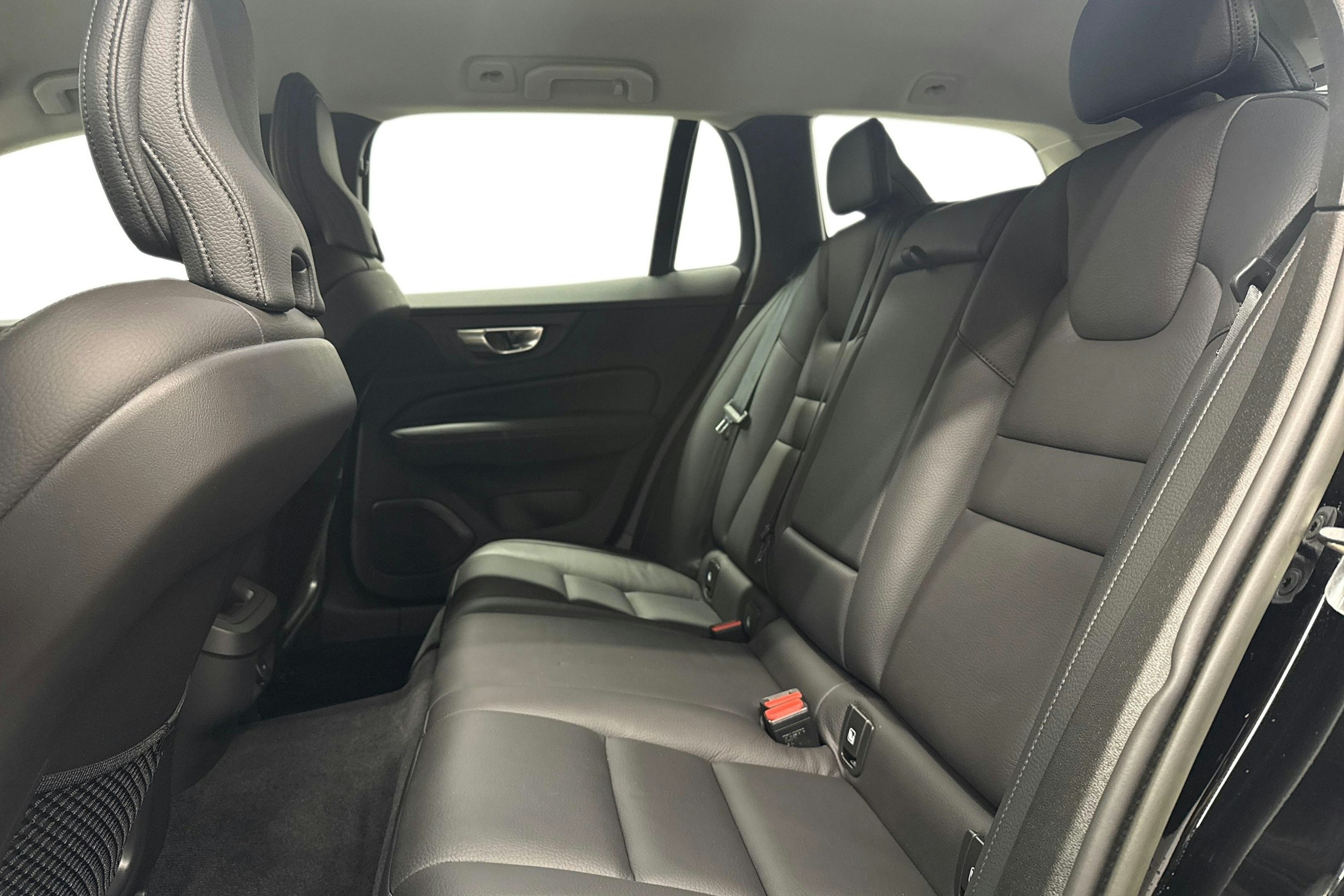 musta Volvo V60 Cross Country 2023 kuva 10.