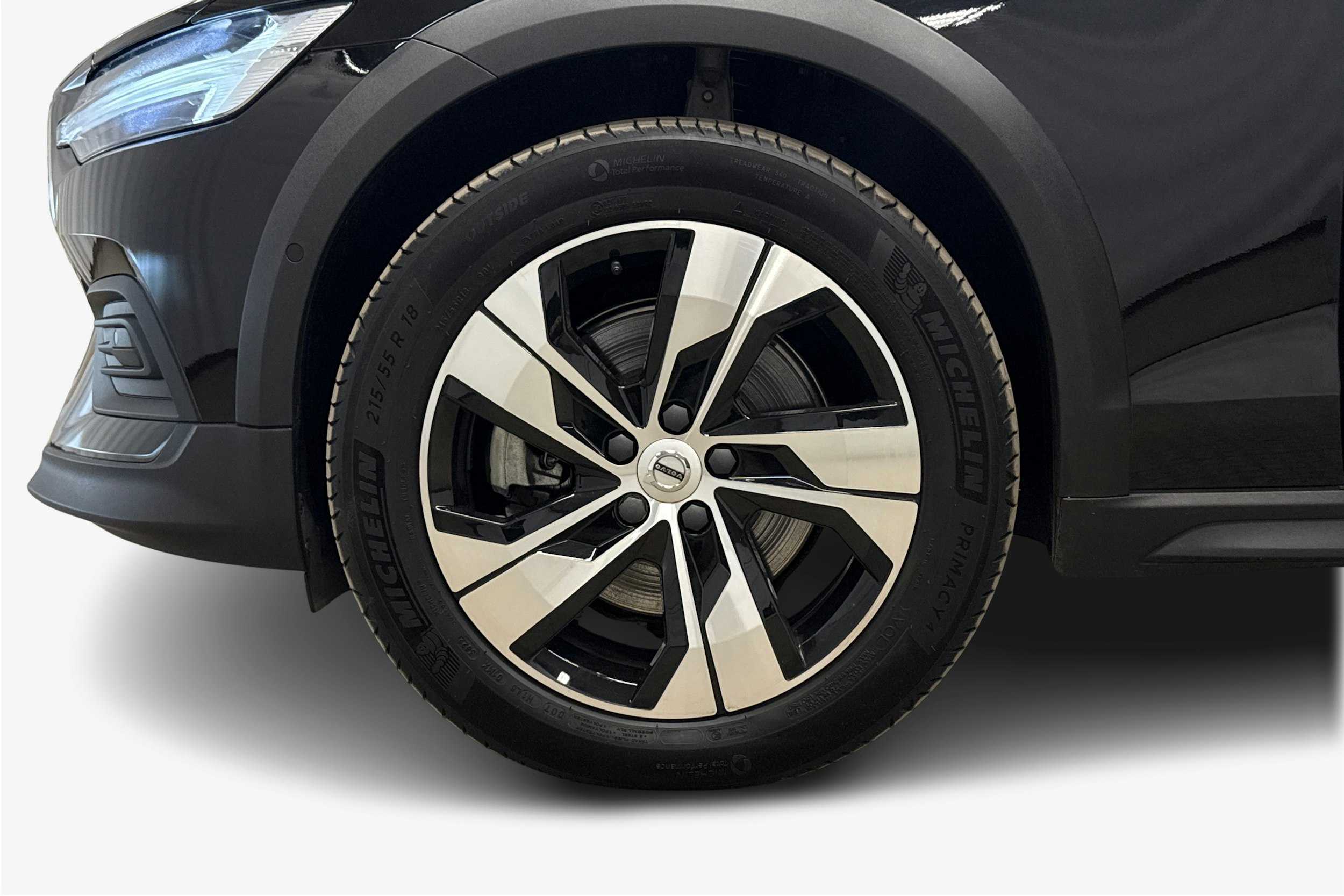 musta Volvo V60 Cross Country 2023 kuva 11.