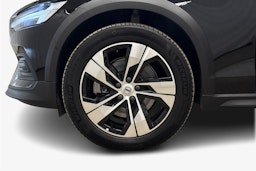 musta Volvo V60 Cross Country 2023 kuva 11.