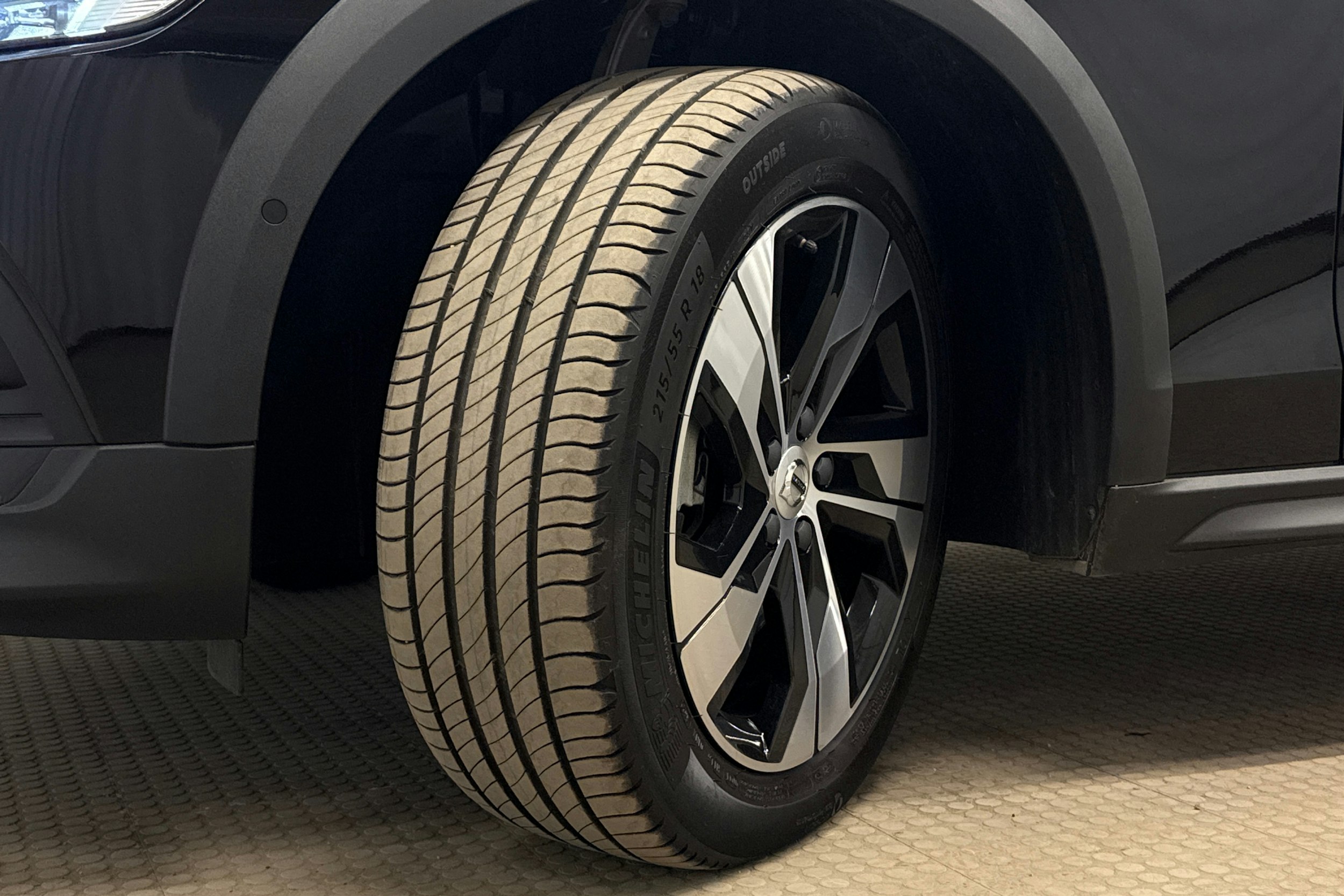 musta Volvo V60 Cross Country 2023 kuva 13.