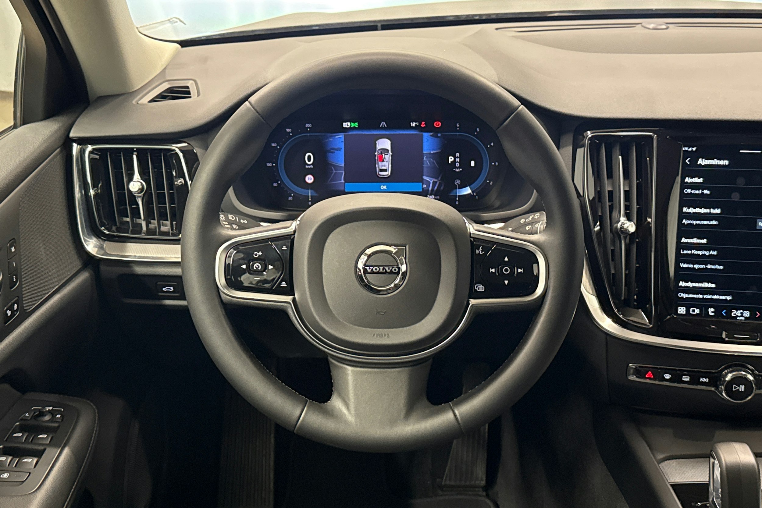 musta Volvo V60 Cross Country 2023 kuva 14.