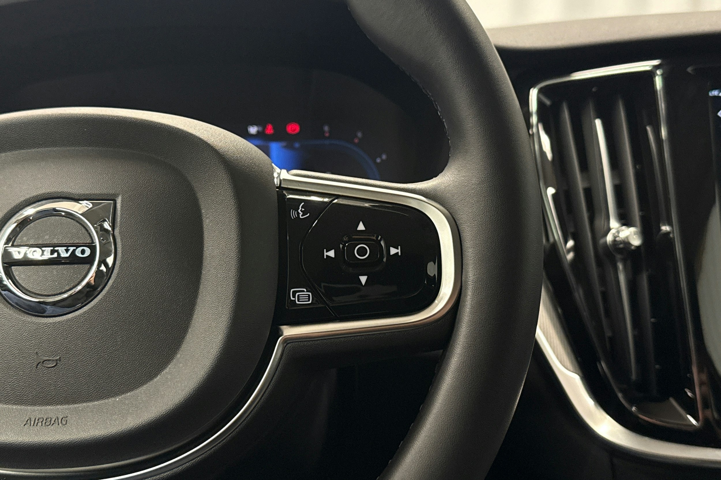 musta Volvo V60 Cross Country 2023 kuva 15.