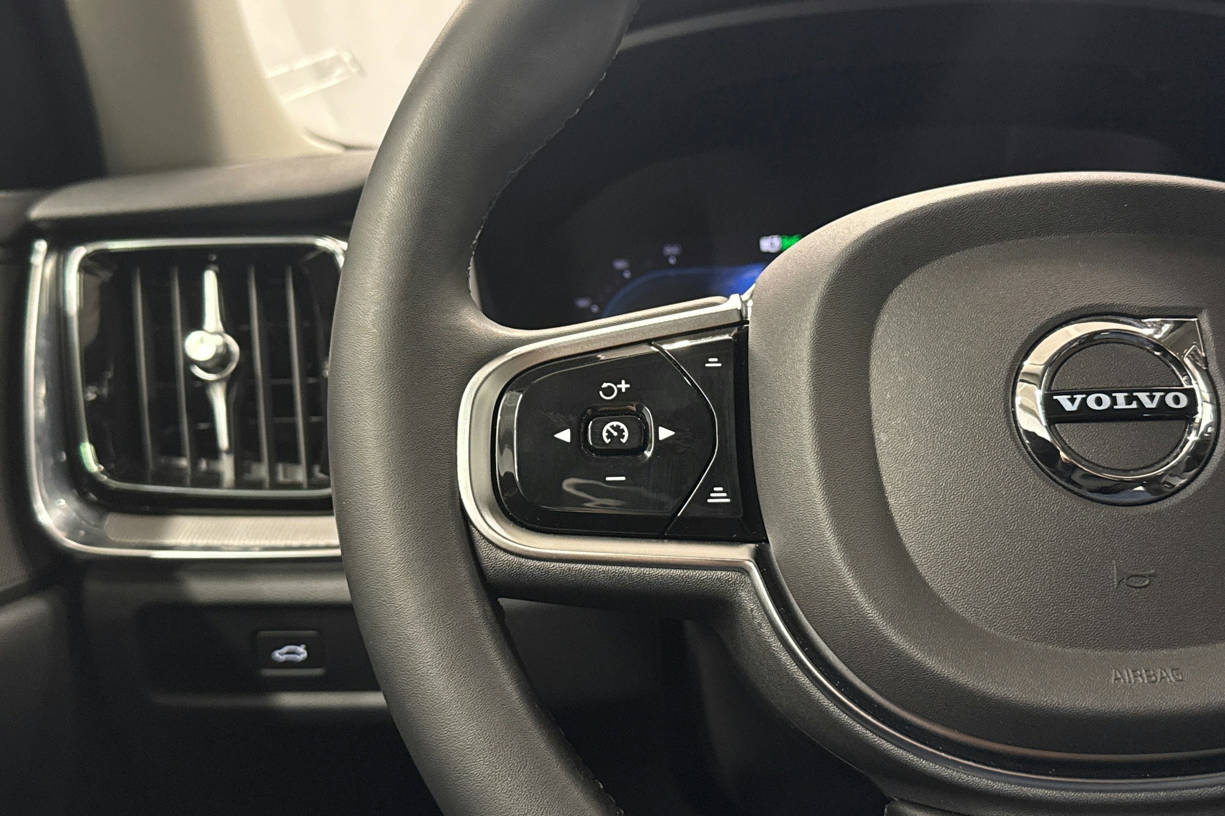 musta Volvo V60 Cross Country 2023 kuva 16.