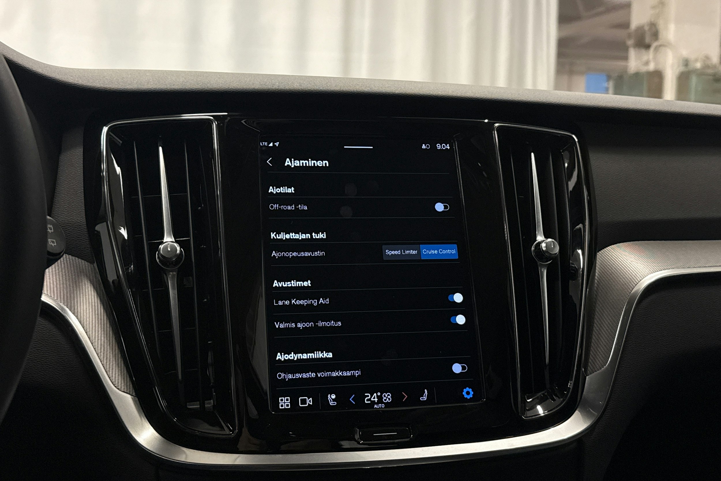 musta Volvo V60 Cross Country 2023 kuva 18.