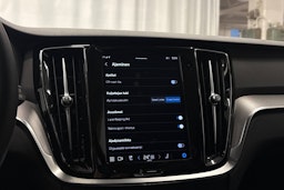 musta Volvo V60 Cross Country 2023 kuva 18.