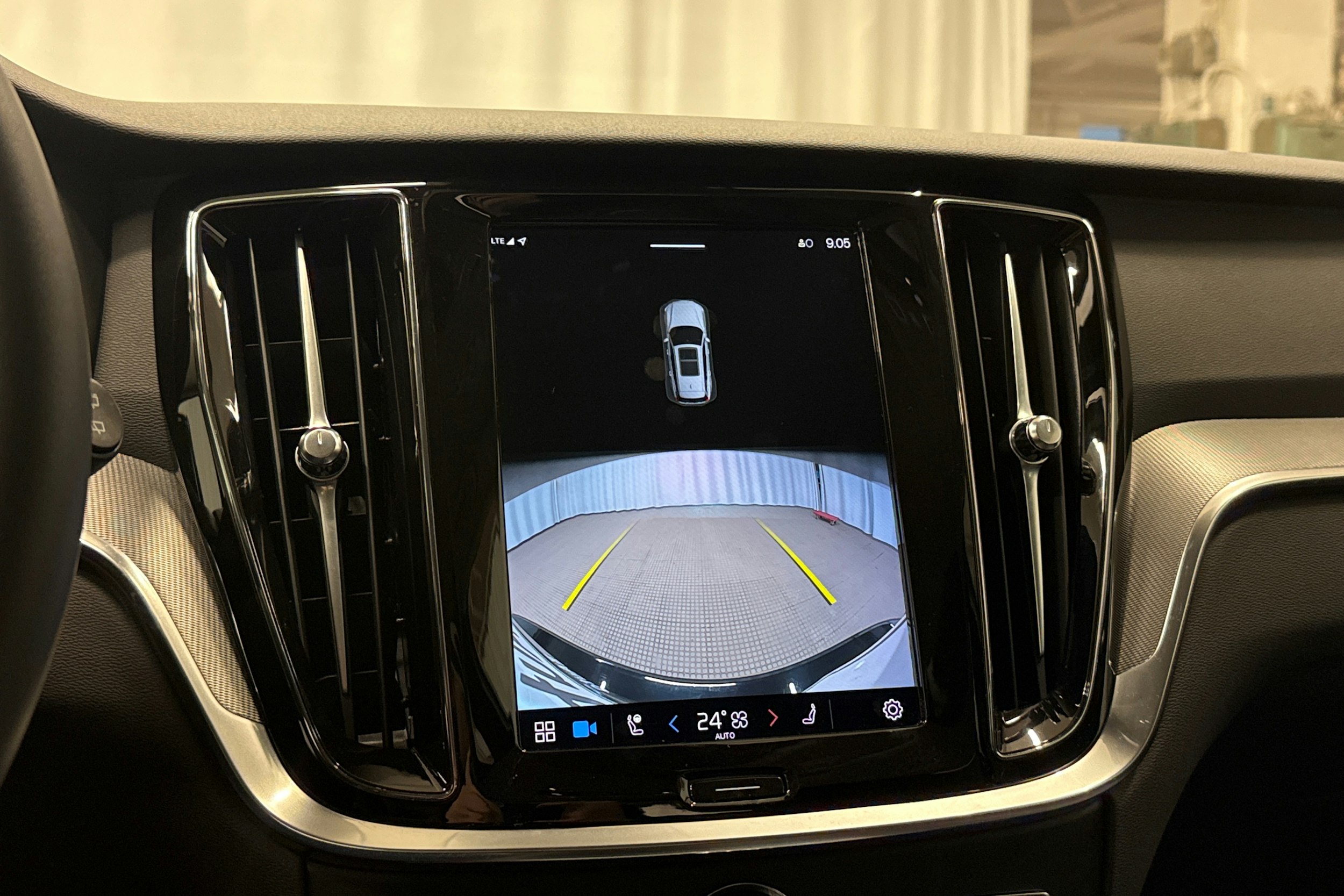 musta Volvo V60 Cross Country 2023 kuva 19.